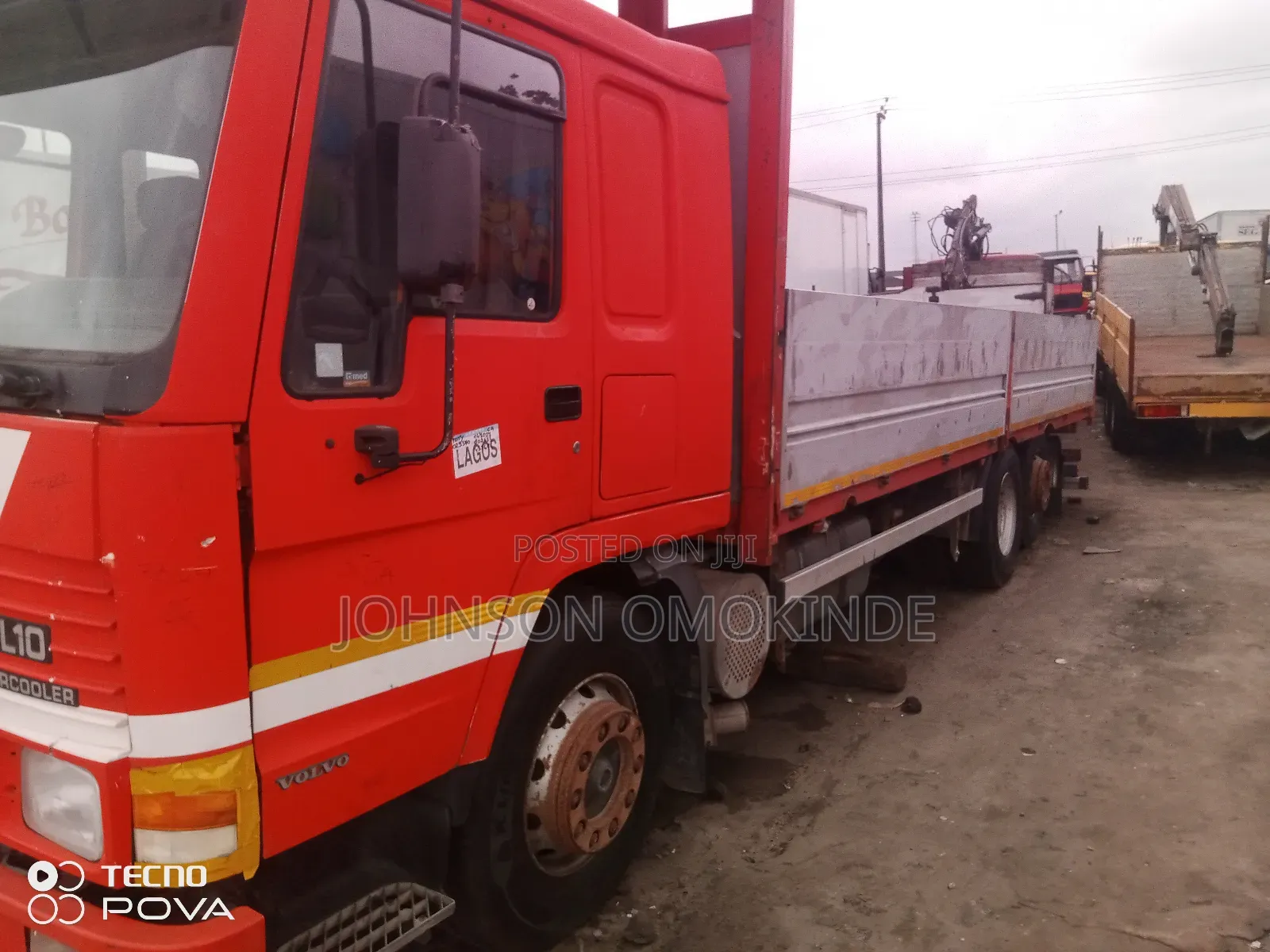 Volvo 8 Tyres Bucket Truck