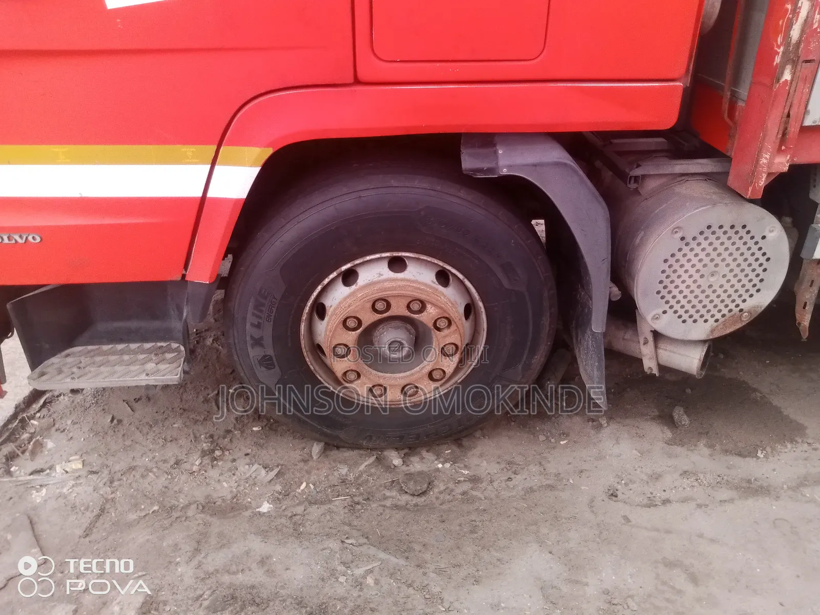 Volvo 8 Tyres Bucket Truck