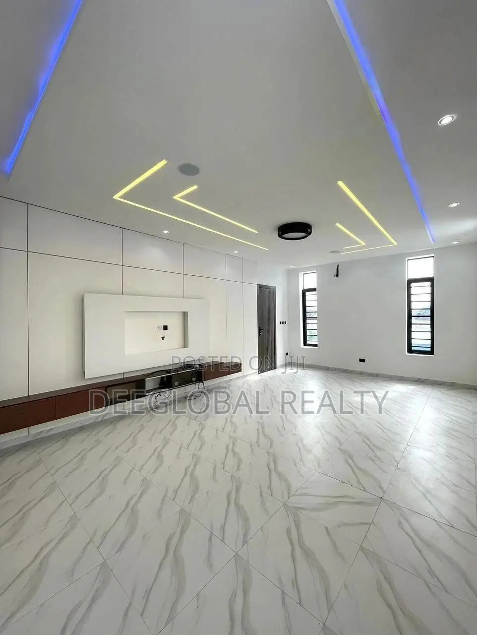 5bdrm Duplex in Chevron for sale