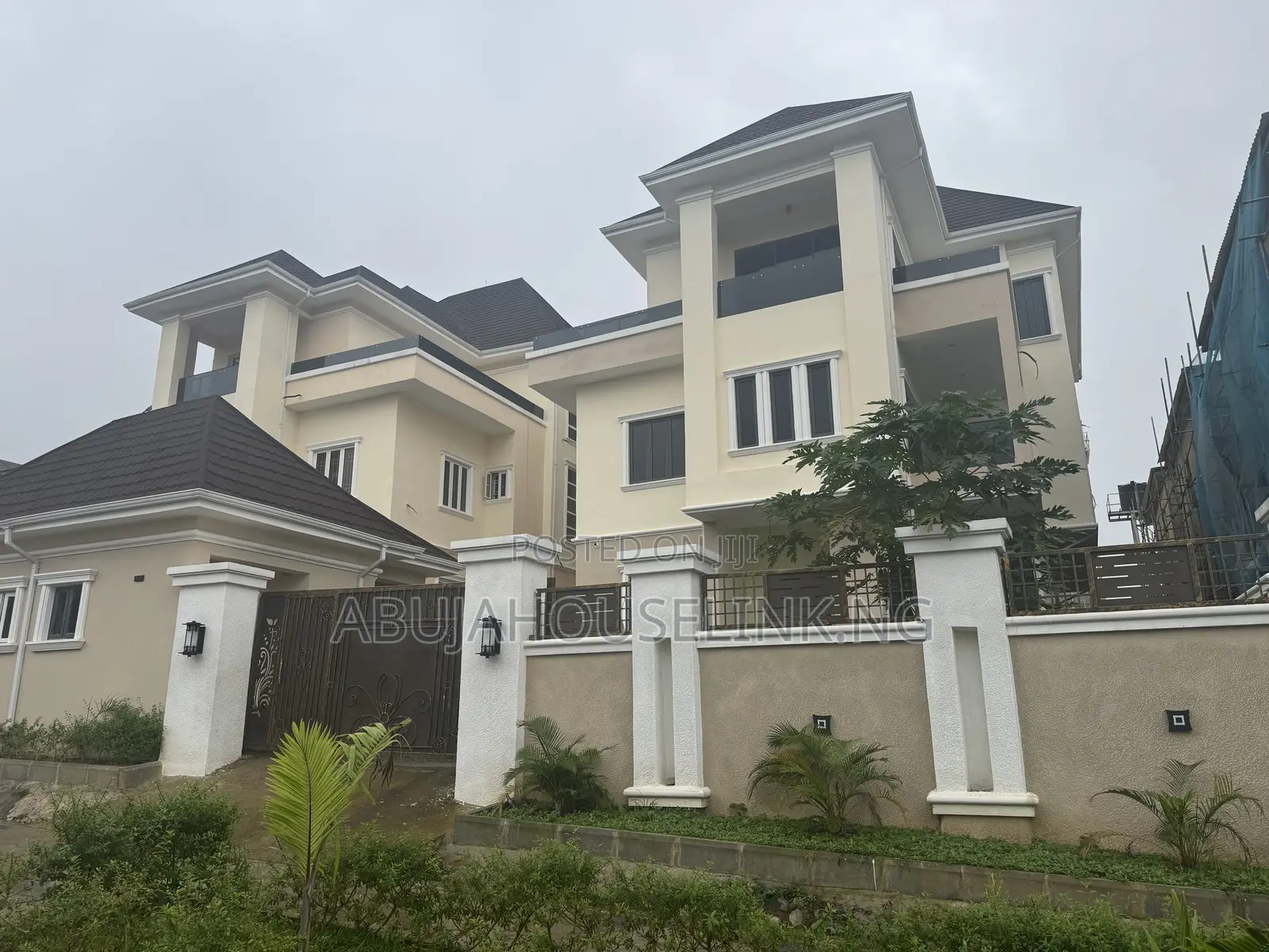 7bdrm Duplex in Guzape Main Abuja for sale