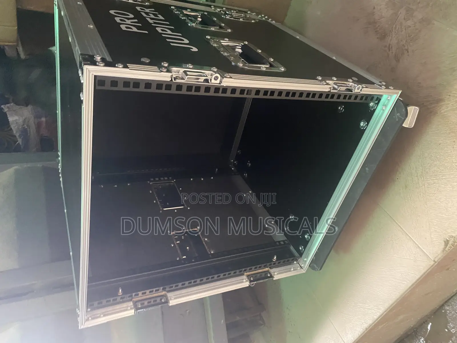 Amp Rack 12 Units Movable Close Body