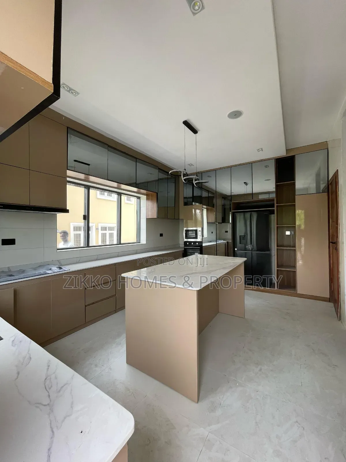 5bdrm Duplex in Lekky County, Lekki for sale