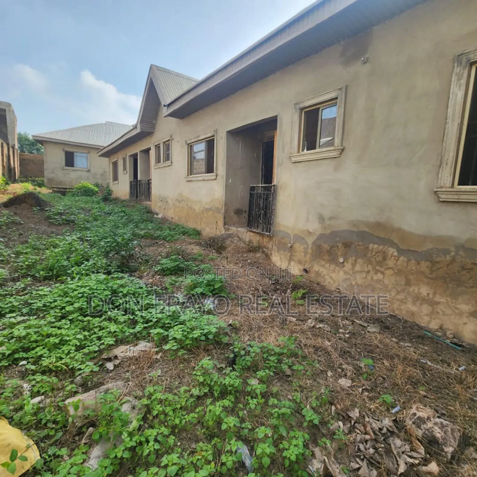 18bdrm Block of Flats in Kasumu Estate, Akala Express for sale