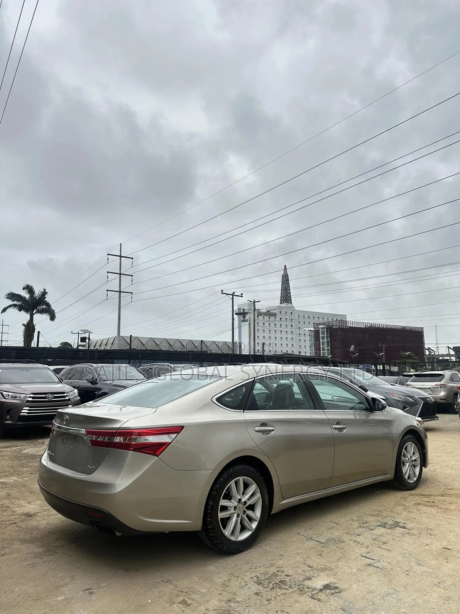 Toyota Avalon XLE Touring Sedan FWD (3.5L 6cyl 6A) 2013 Gold