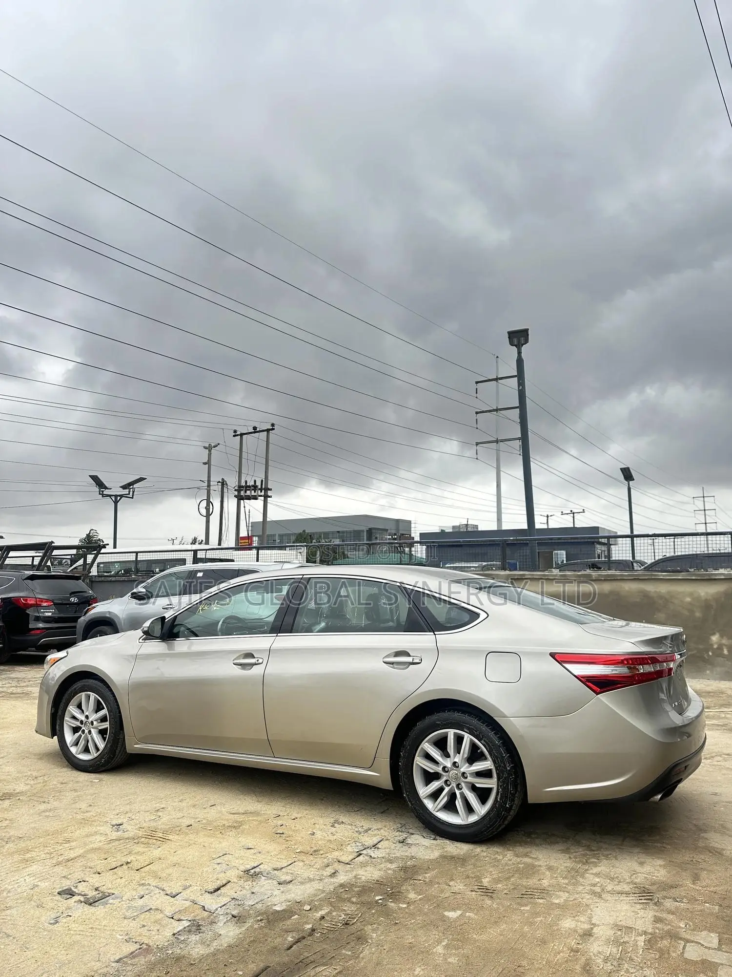 Toyota Avalon XLE Touring Sedan FWD (3.5L 6cyl 6A) 2013 Gold