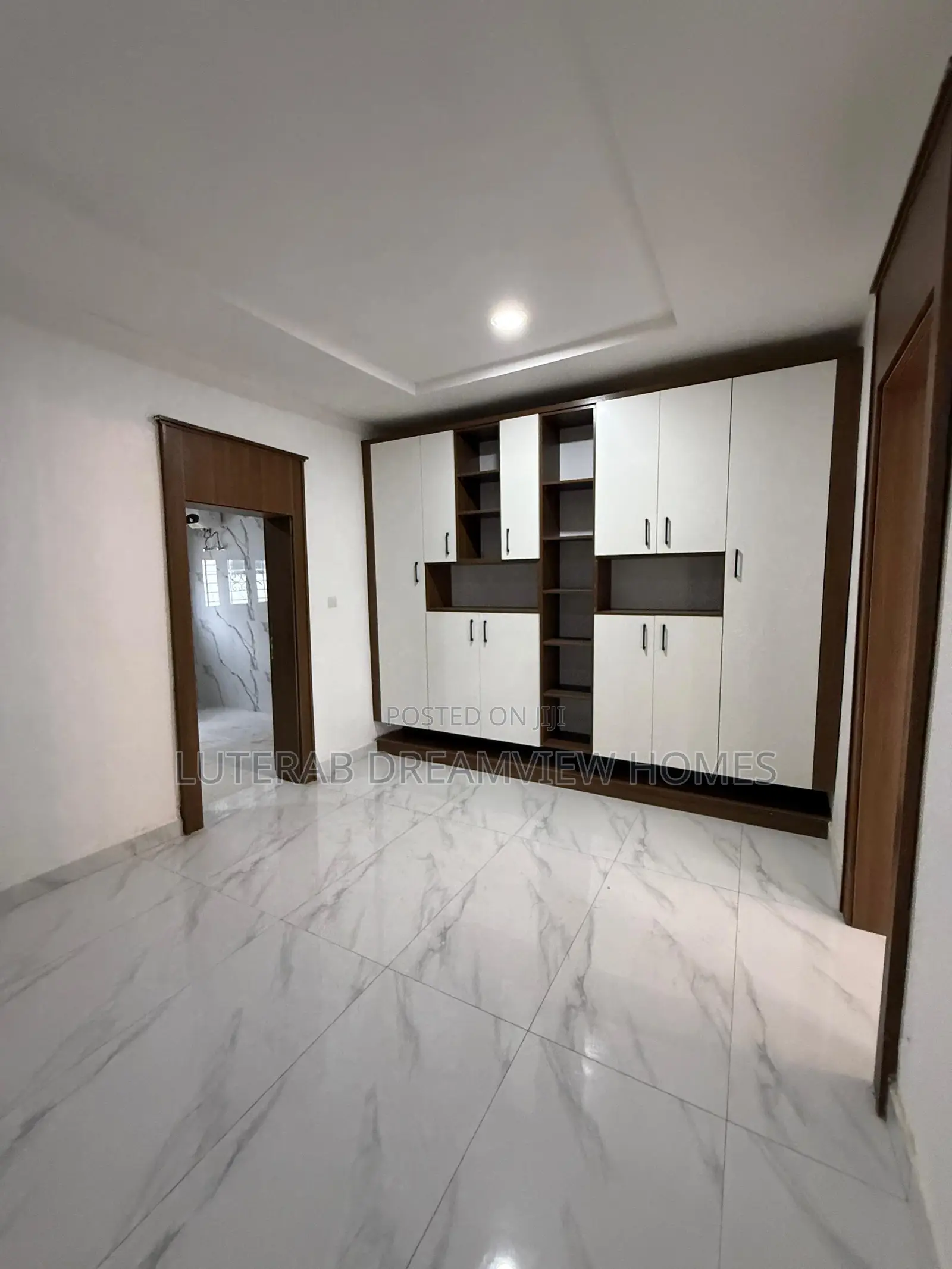 7bdrm Duplex in Kaura for sale
