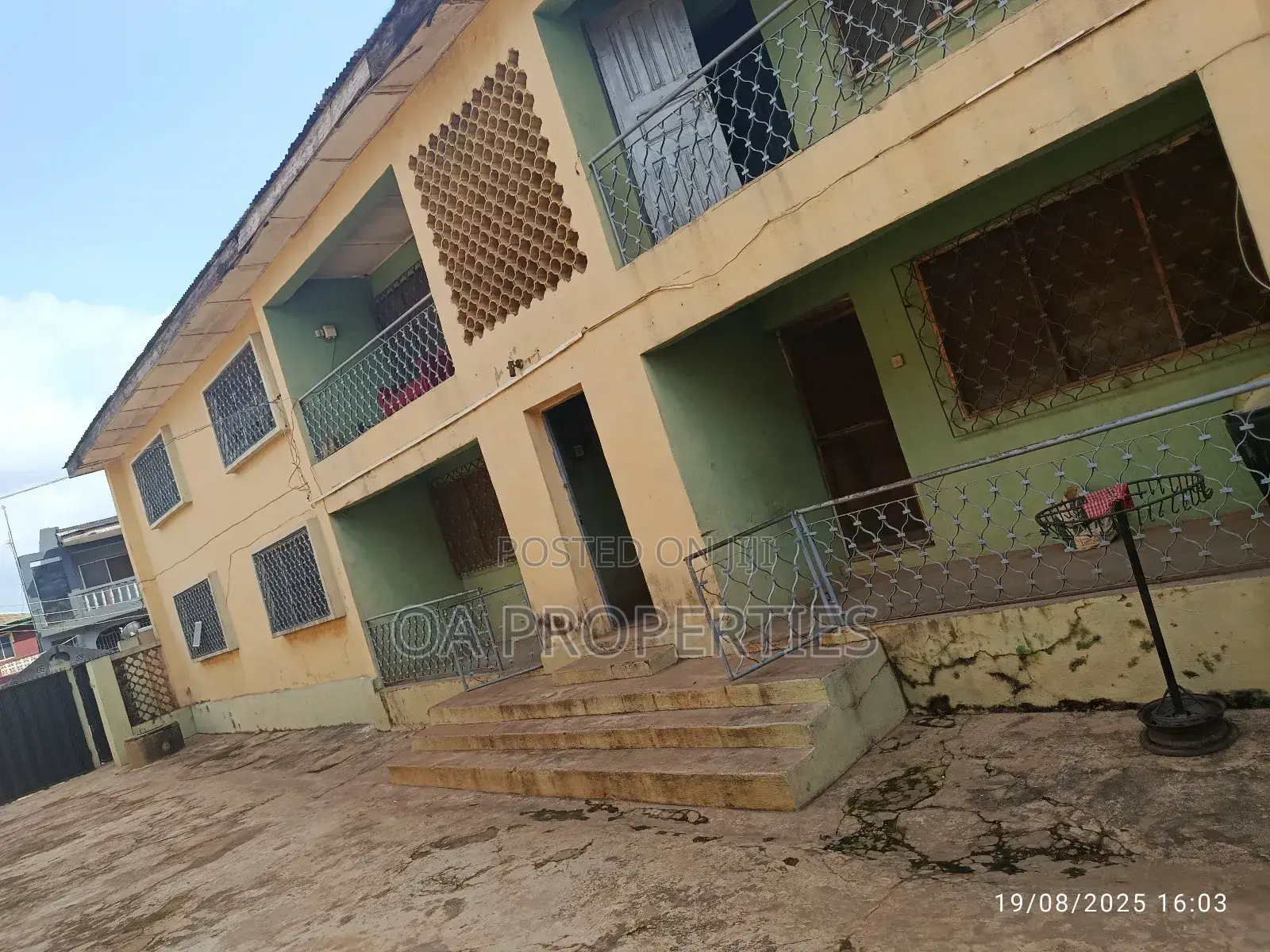 16bdrm Block of Flats in Farayola Bodija, Ibadan for sale