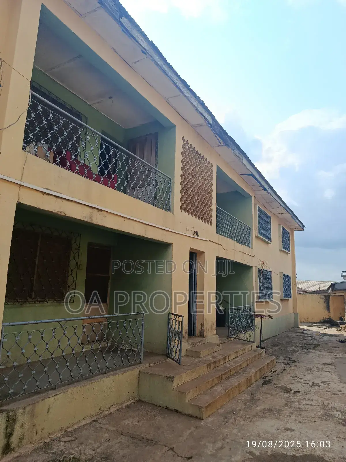 16bdrm Block of Flats in Farayola Bodija, Ibadan for sale
