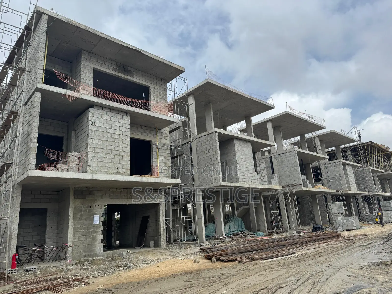 5bdrm Duplex in Banana Island for sale