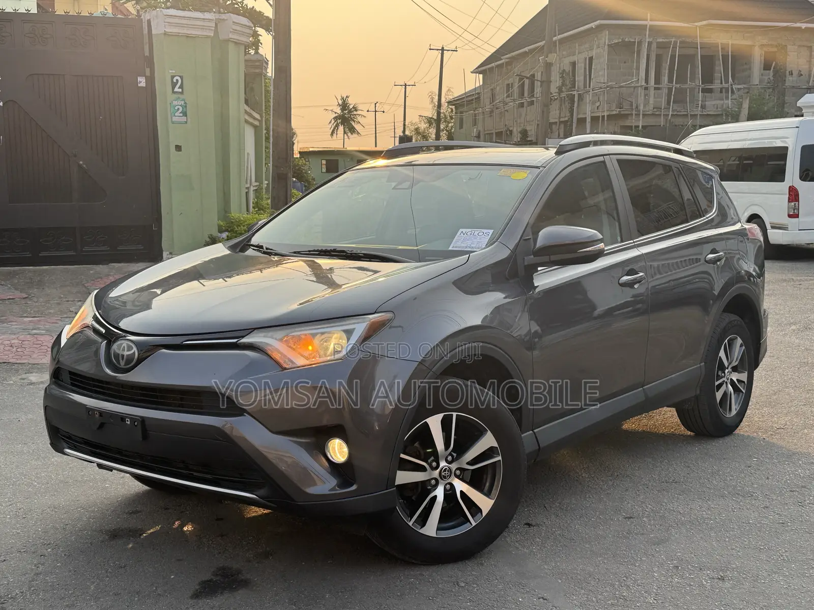 Toyota RAV4 XLE 4dr SUV (2.5L 4cyl 6A) 2018 Gray
