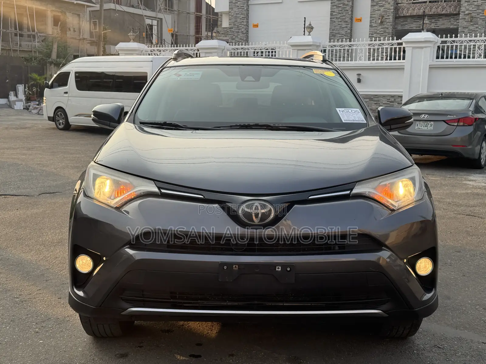 Toyota RAV4 XLE 4dr SUV (2.5L 4cyl 6A) 2018 Gray
