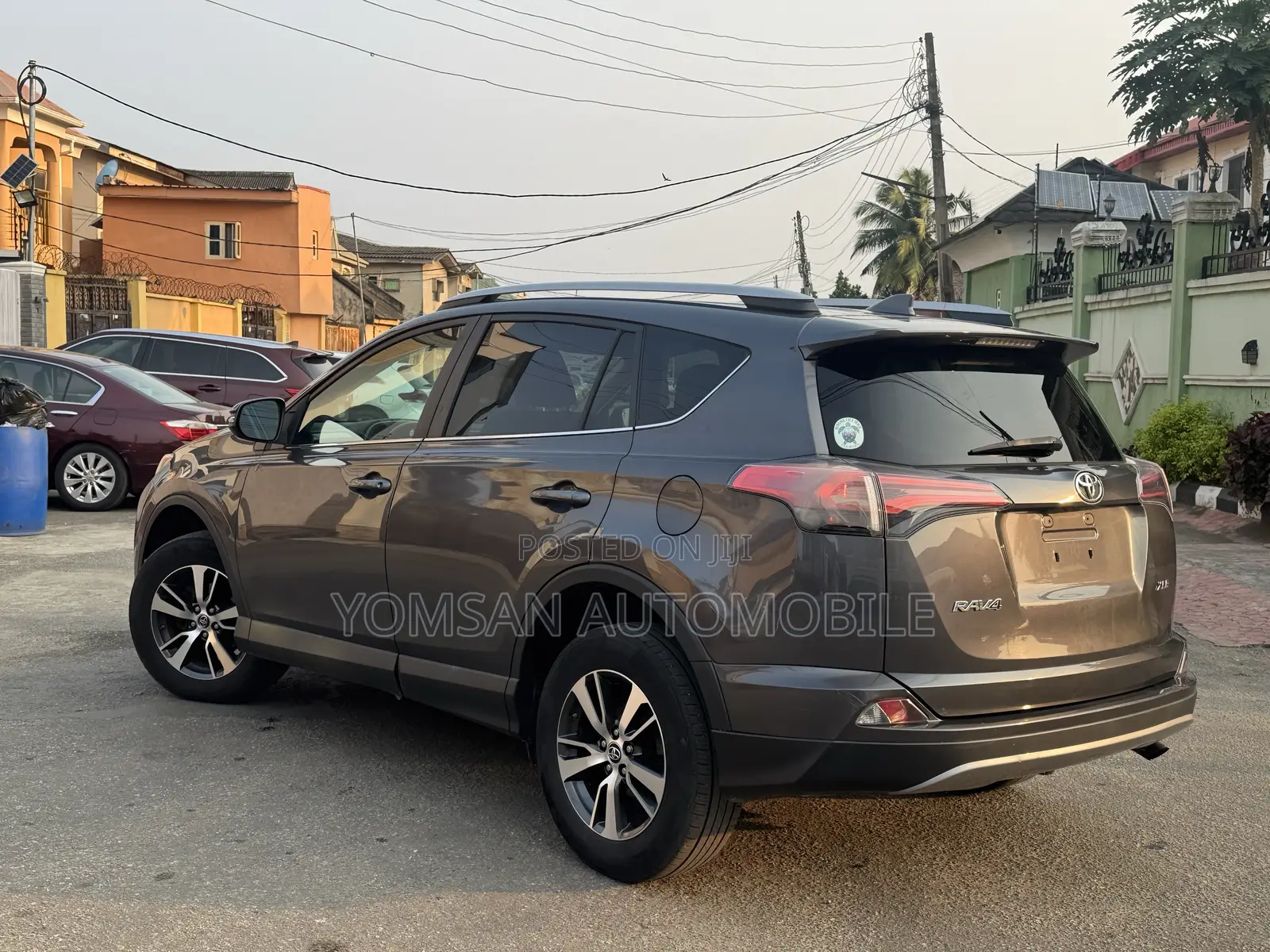 Toyota RAV4 XLE 4dr SUV (2.5L 4cyl 6A) 2018 Gray