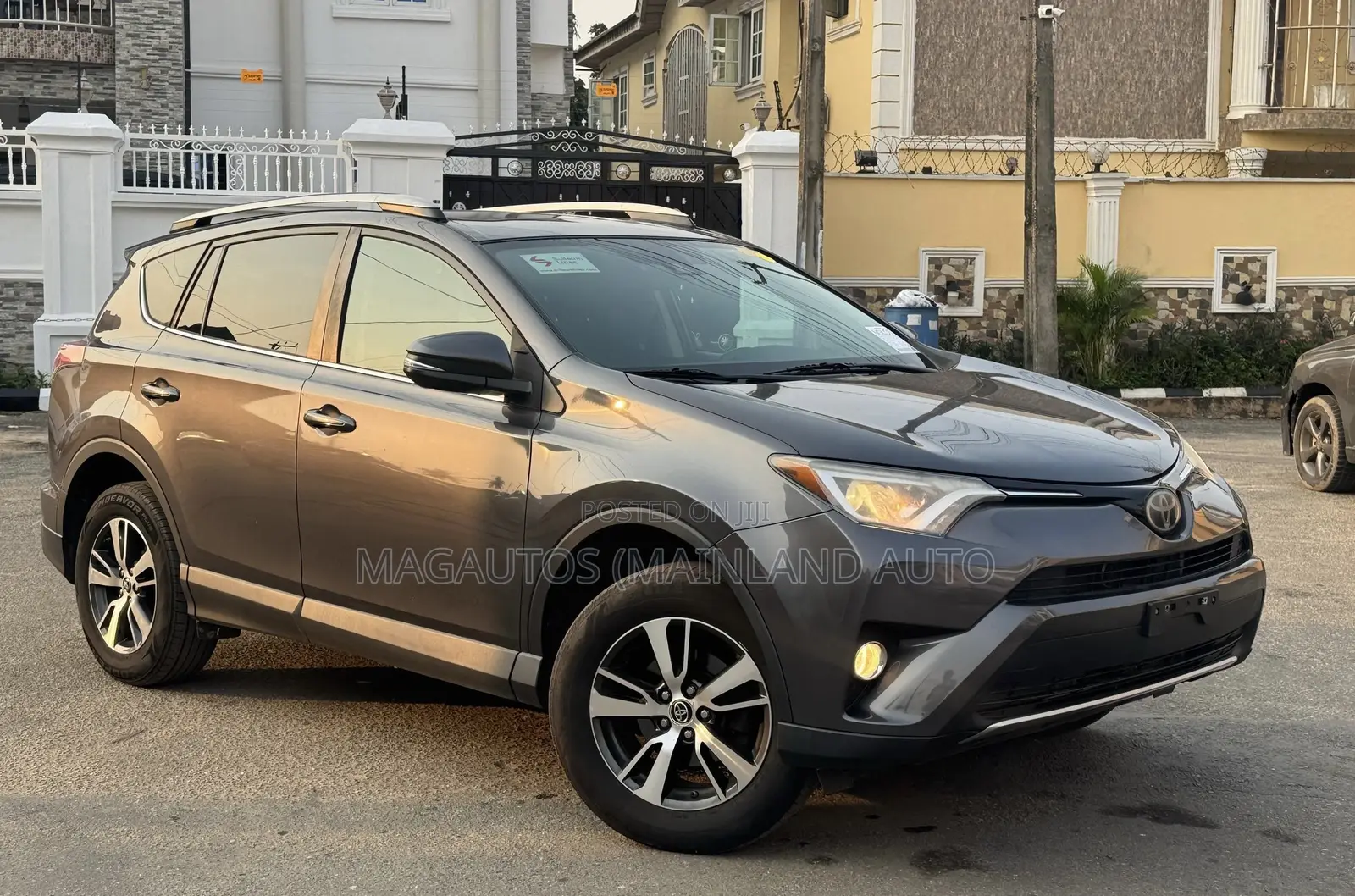 Toyota RAV4 XLE 4dr SUV (2.5L 4cyl 6A) 2018 Gray