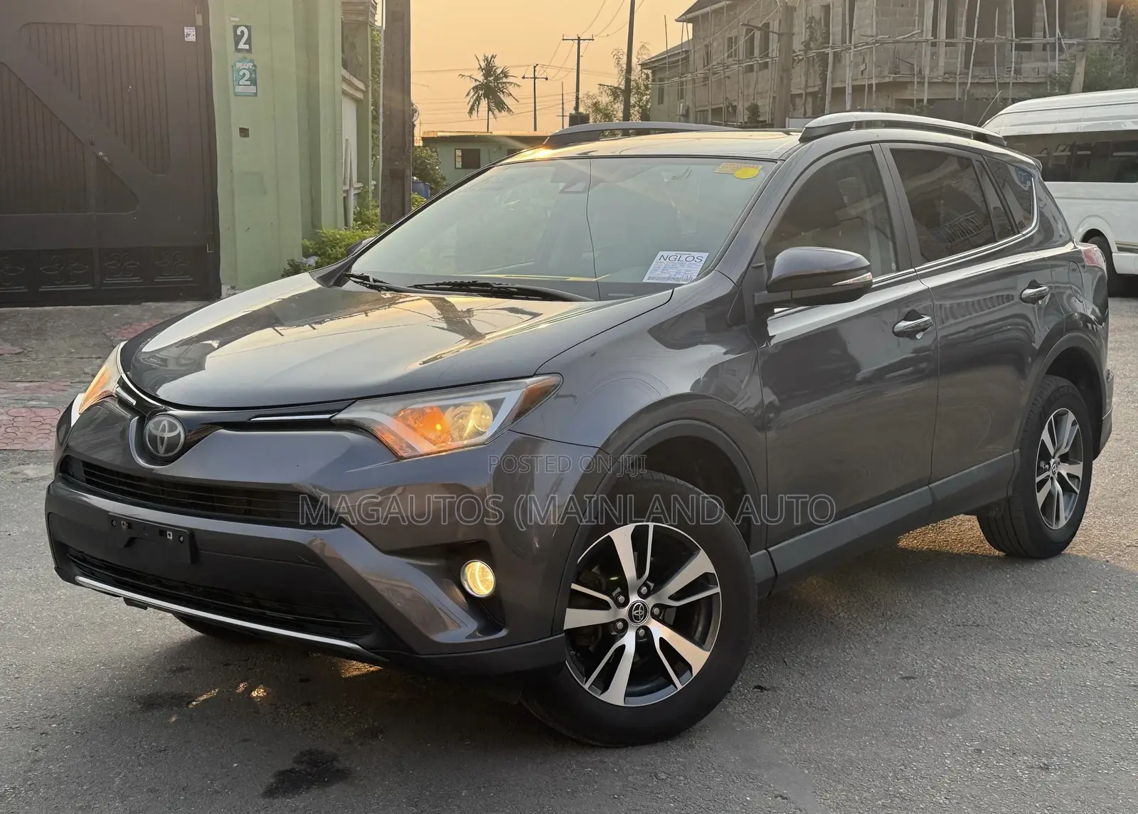 Toyota RAV4 XLE 4dr SUV (2.5L 4cyl 6A) 2018 Gray
