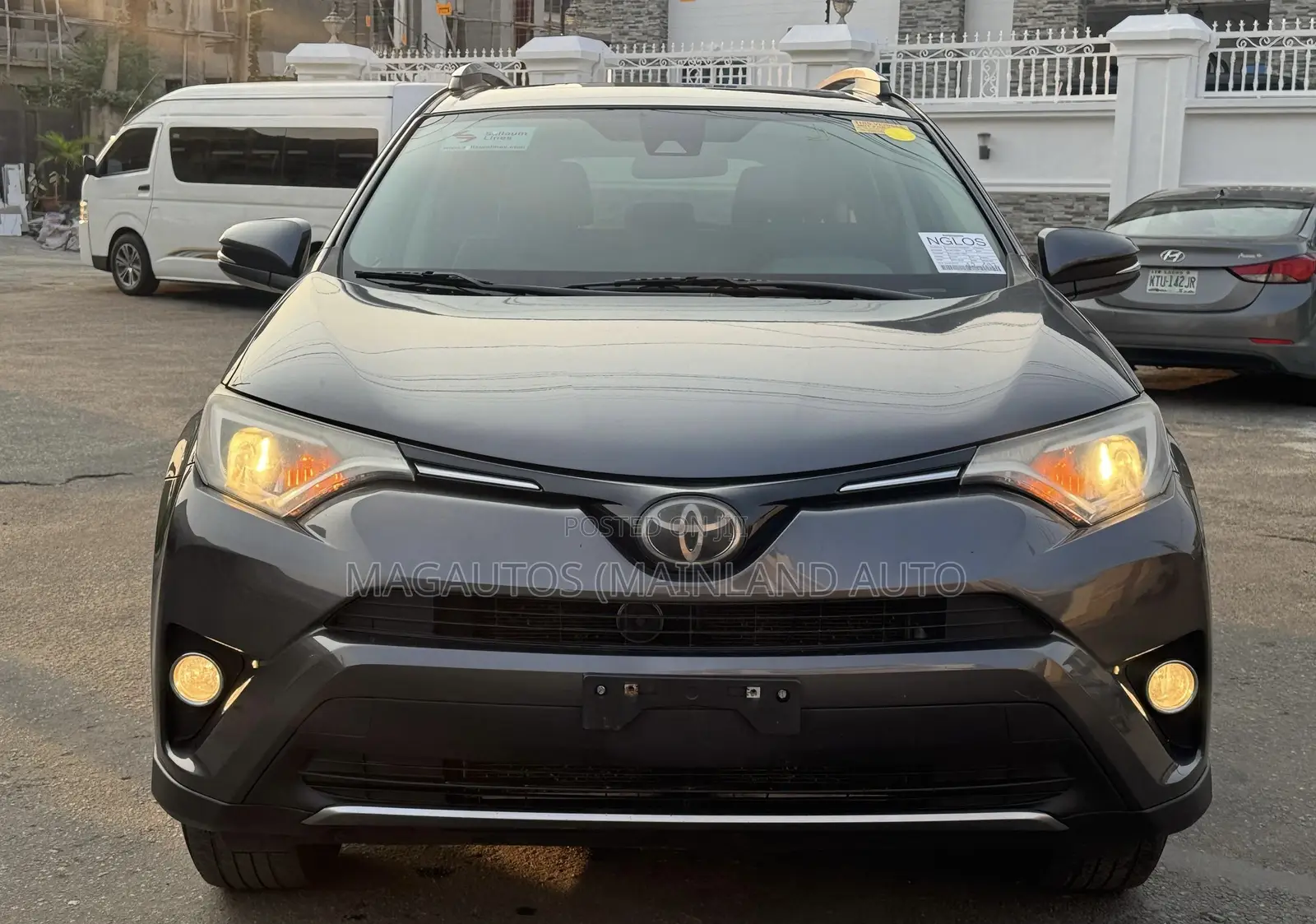 Toyota RAV4 XLE 4dr SUV (2.5L 4cyl 6A) 2018 Gray