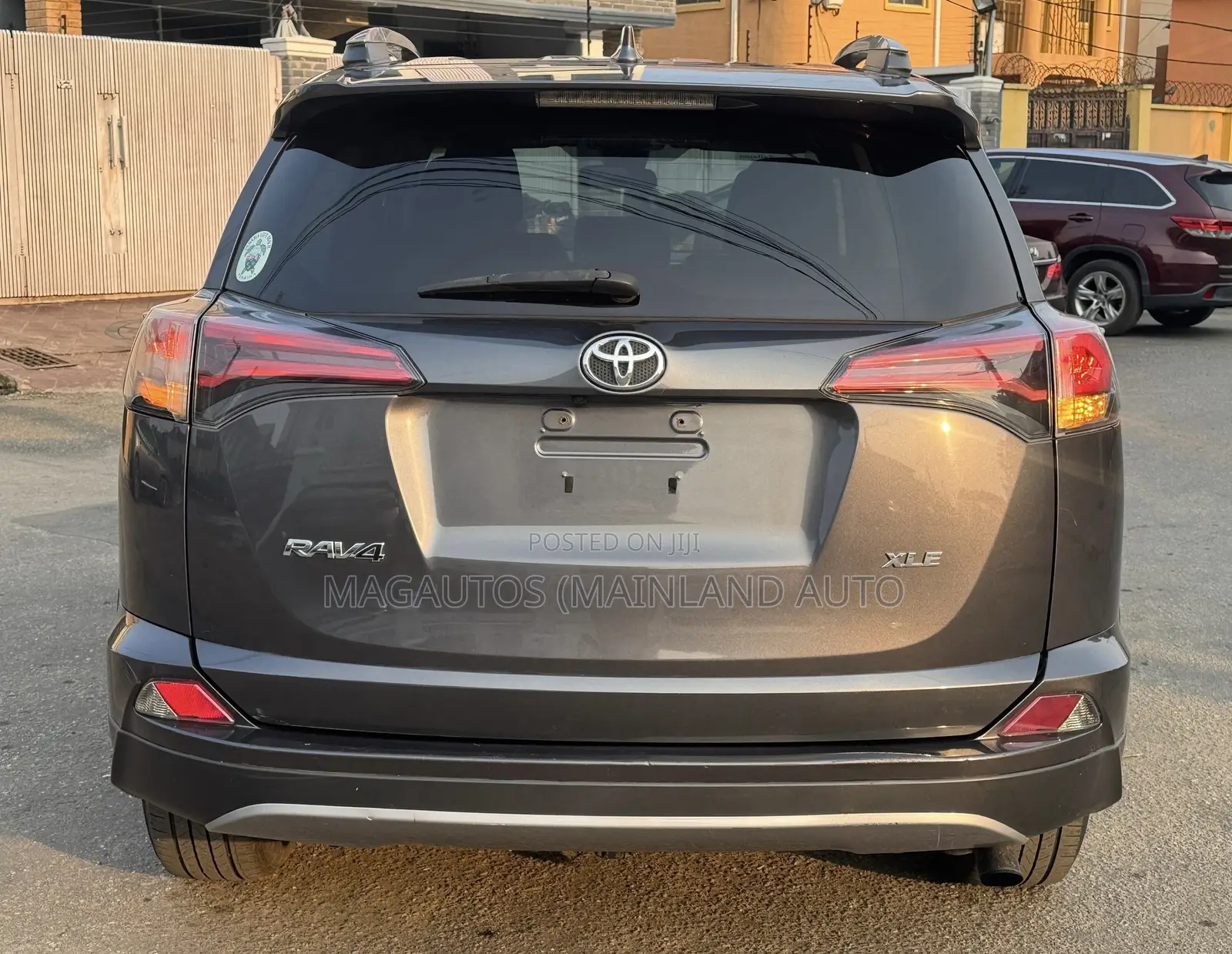 Toyota RAV4 XLE 4dr SUV (2.5L 4cyl 6A) 2018 Gray