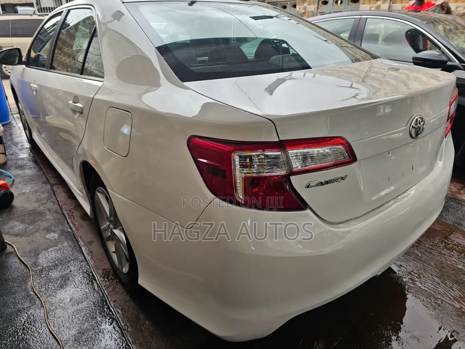 Toyota Camry SE 4dr Sedan (2.5L 4cyl 6A) 2013 White