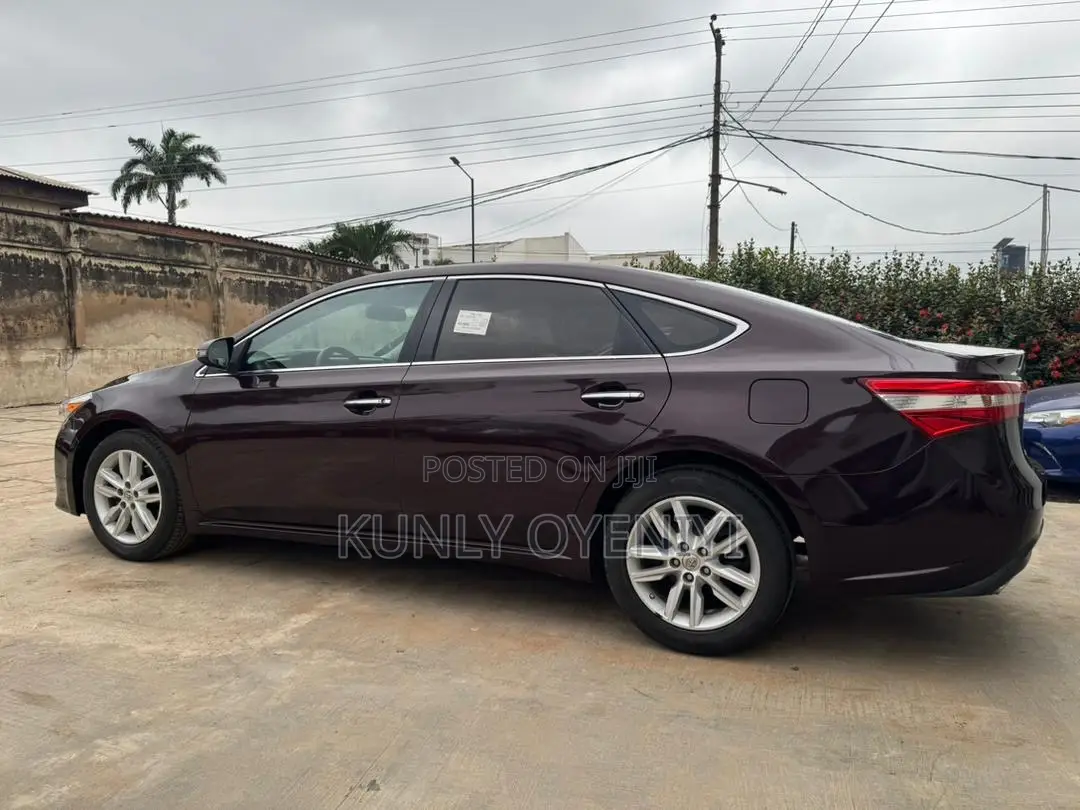 Toyota Avalon XLE Premium Sedan FWD (3.5L 6cyl 6A) 2013 Maroon