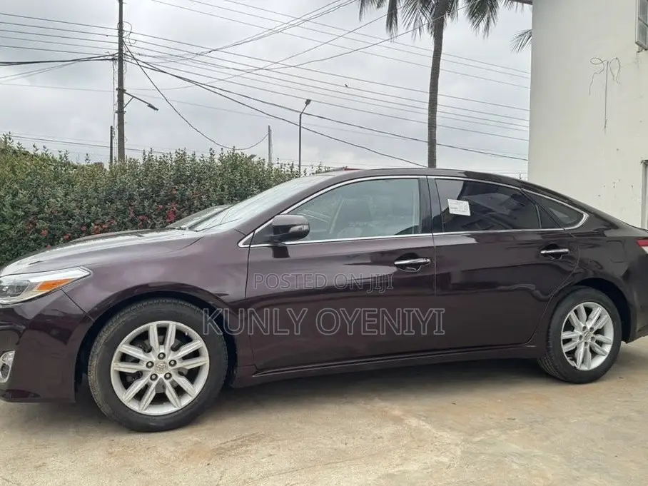 Toyota Avalon XLE Premium Sedan FWD (3.5L 6cyl 6A) 2013 Maroon