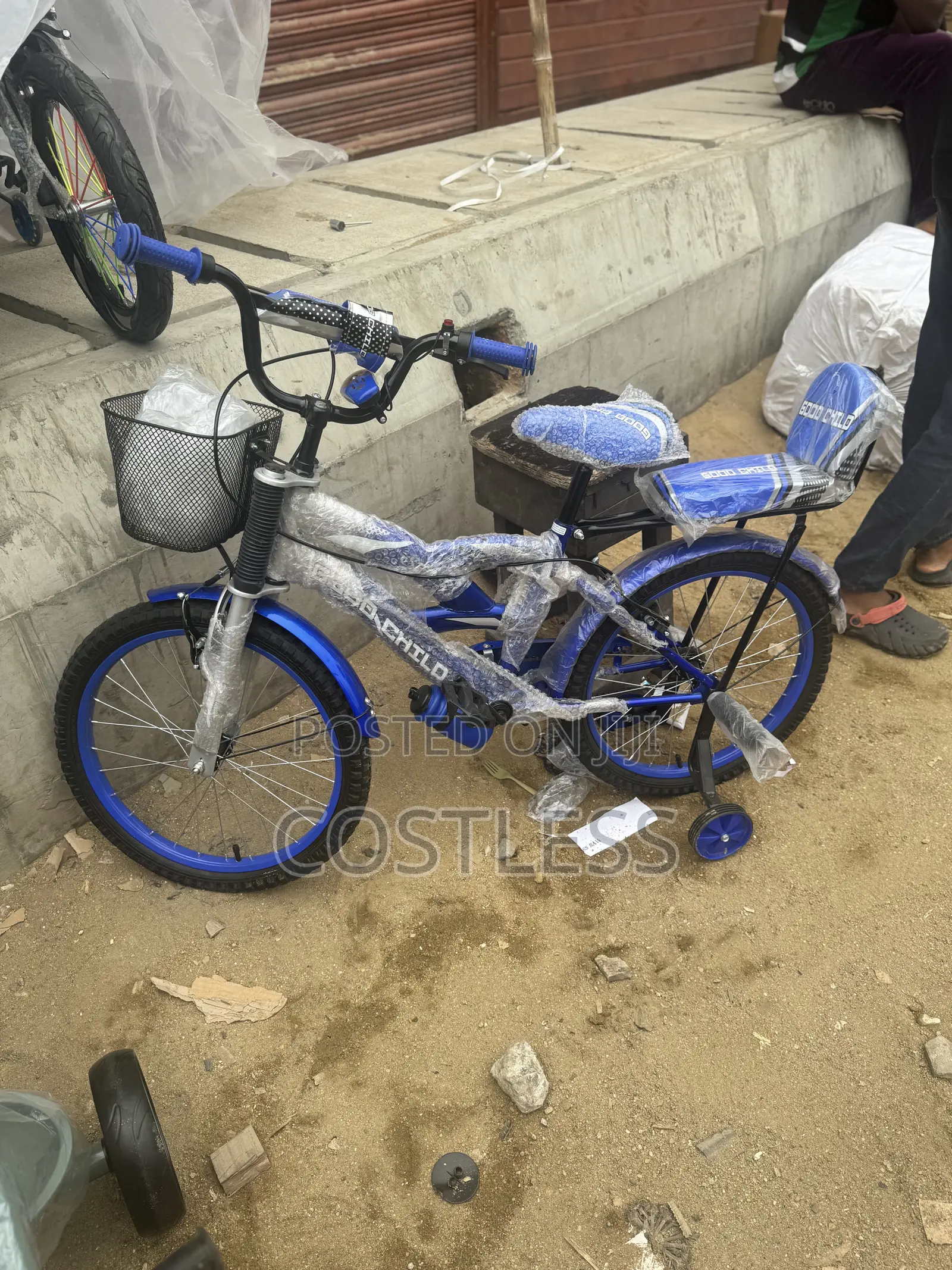 18’ Unisex Bicycle for Young Children With Free Helmet
