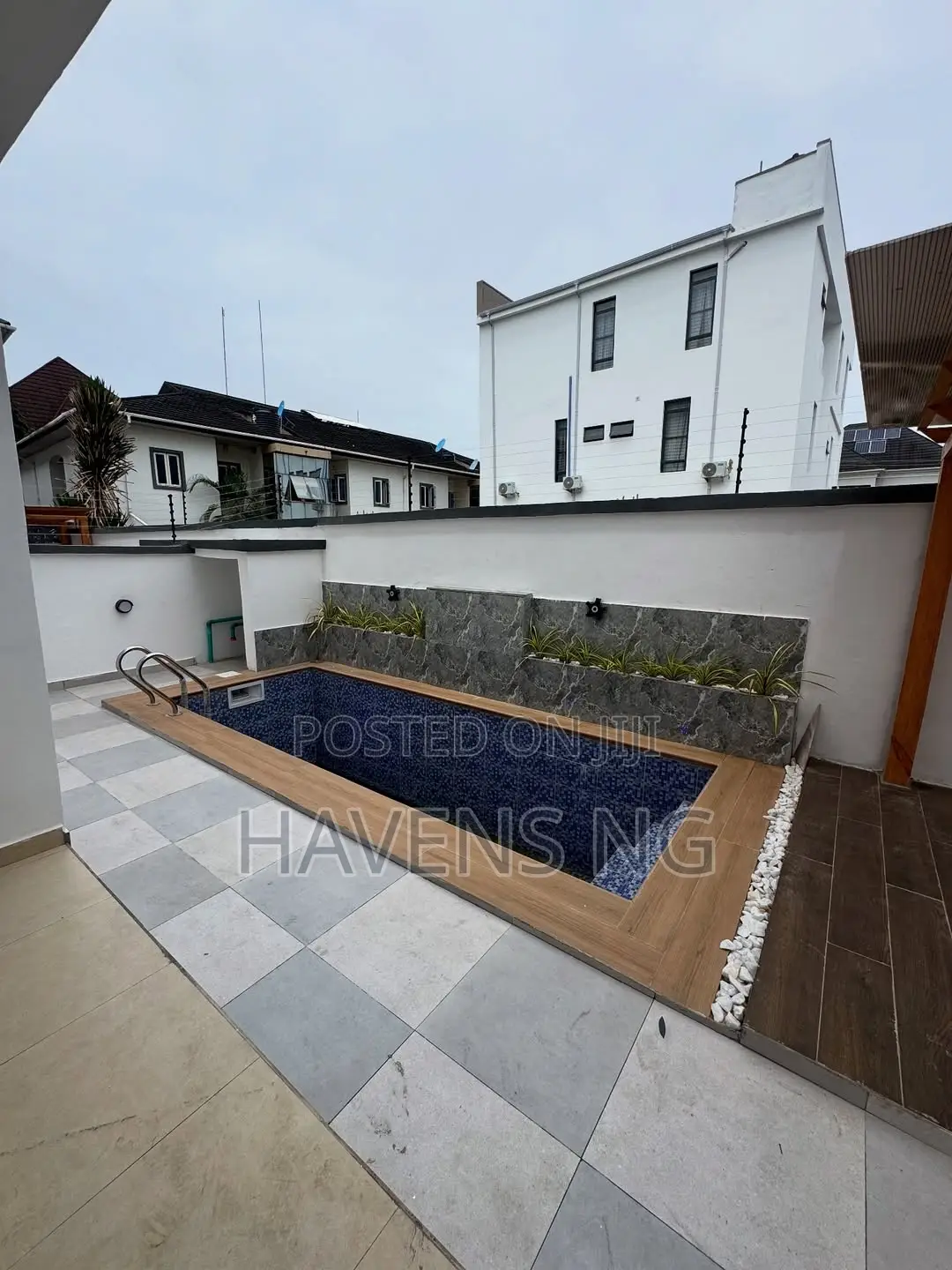 5bdrm Duplex in Chevron for sale