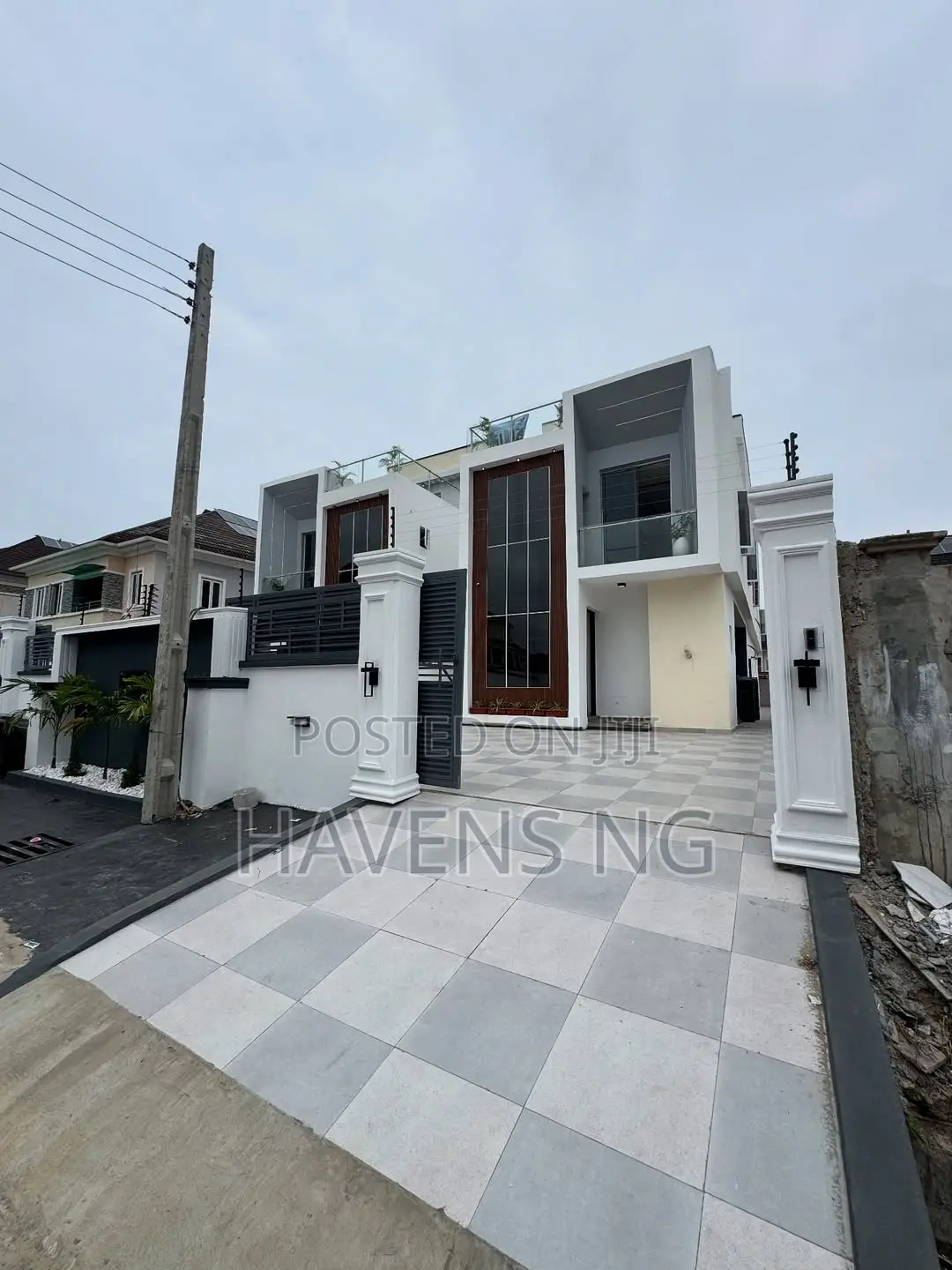 5bdrm Duplex in Chevron for sale