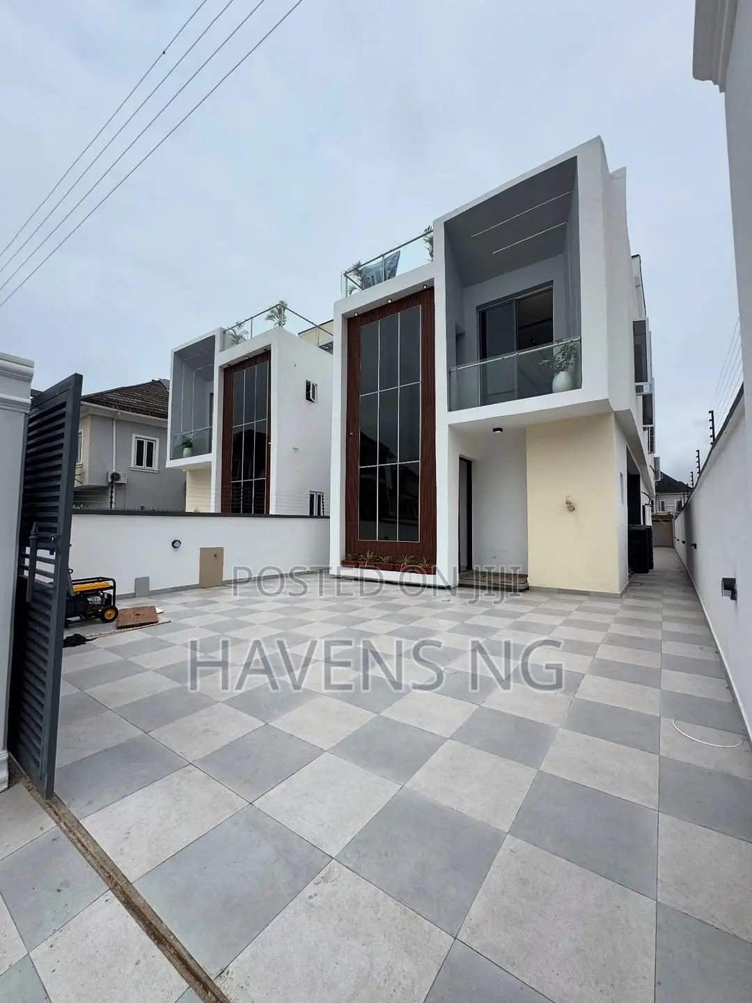 5bdrm Duplex in Chevron for sale