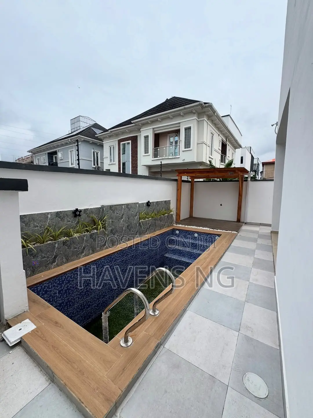 5bdrm Duplex in Chevron for sale