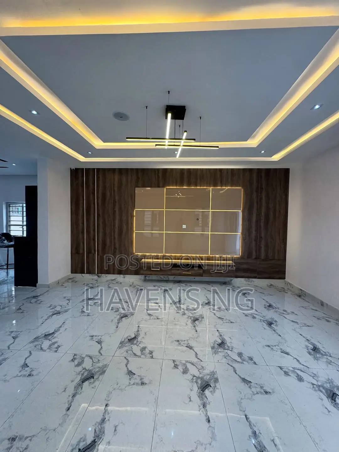 5bdrm Duplex in Chevron for sale