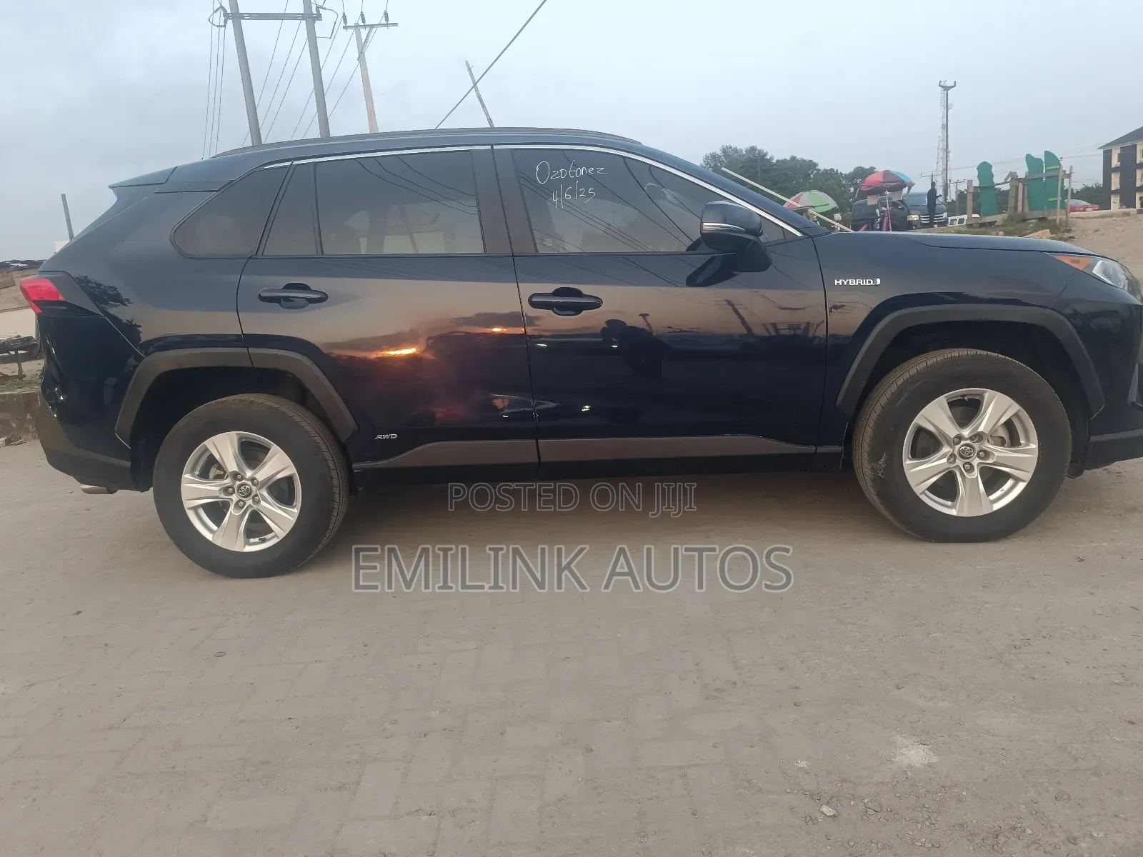 Toyota RAV4 XLE 2021 Blue