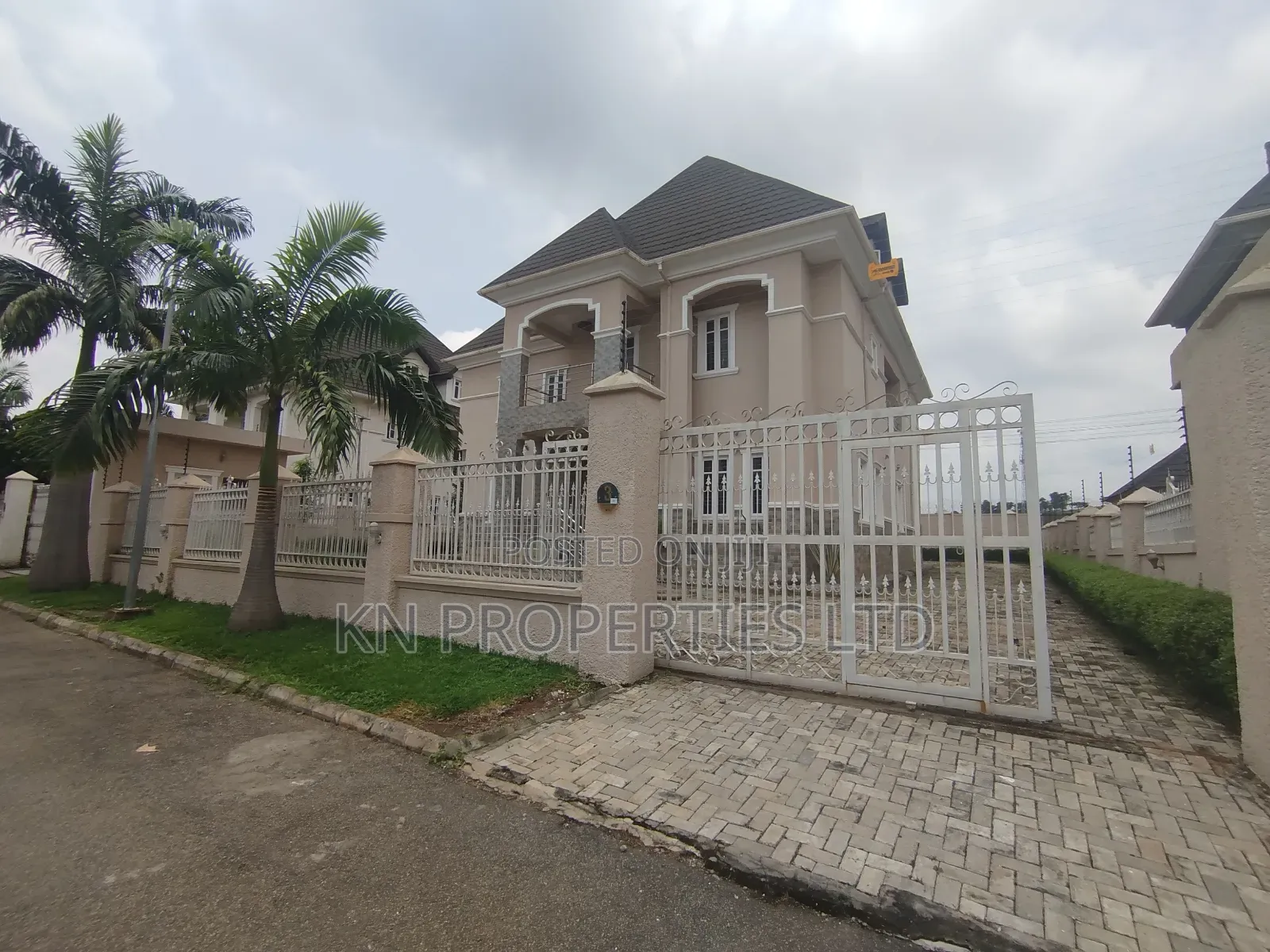 6bdrm Duplex in Apo for sale