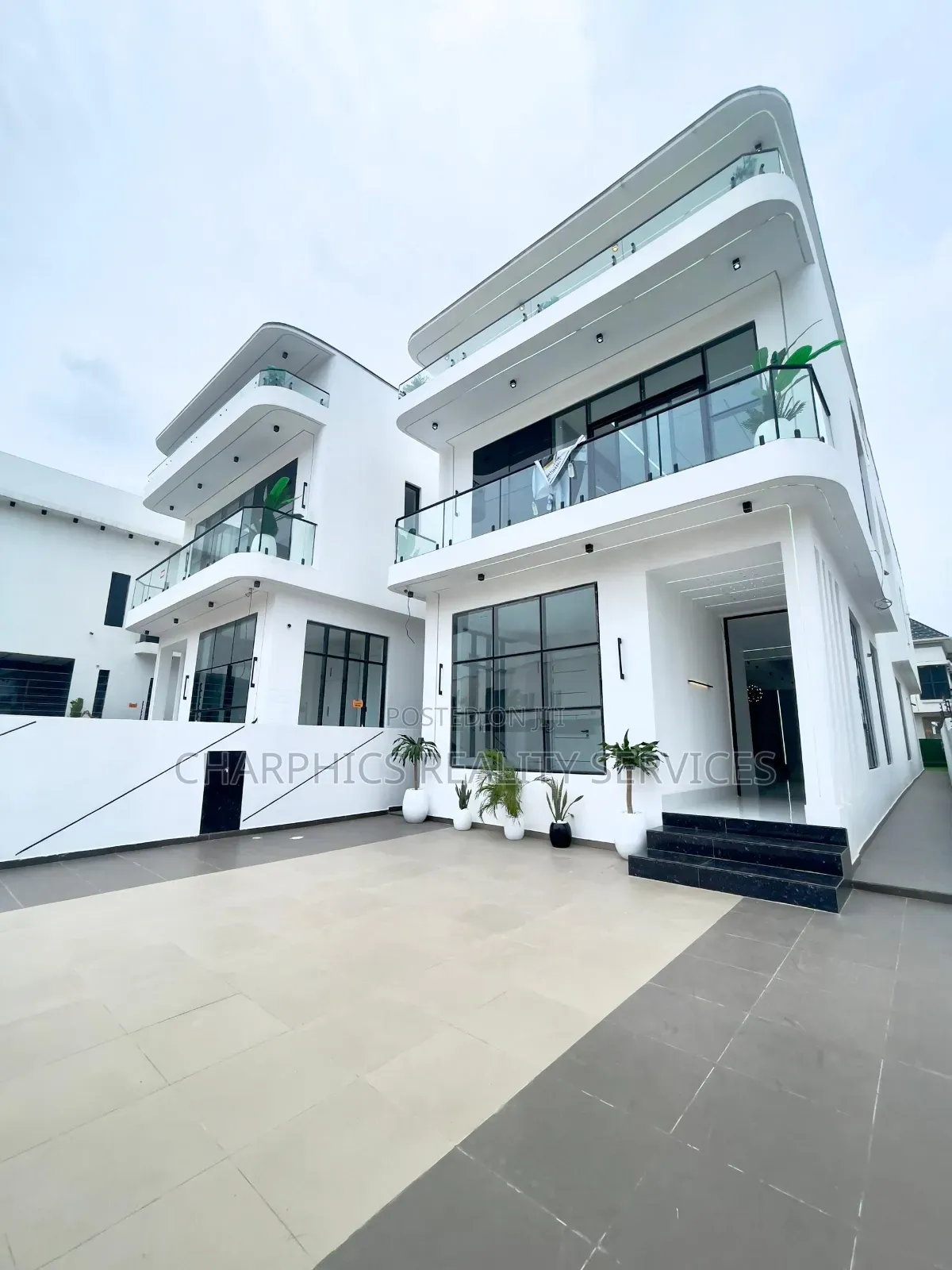 5bdrm Duplex in Lekki Phase 2 for sale
