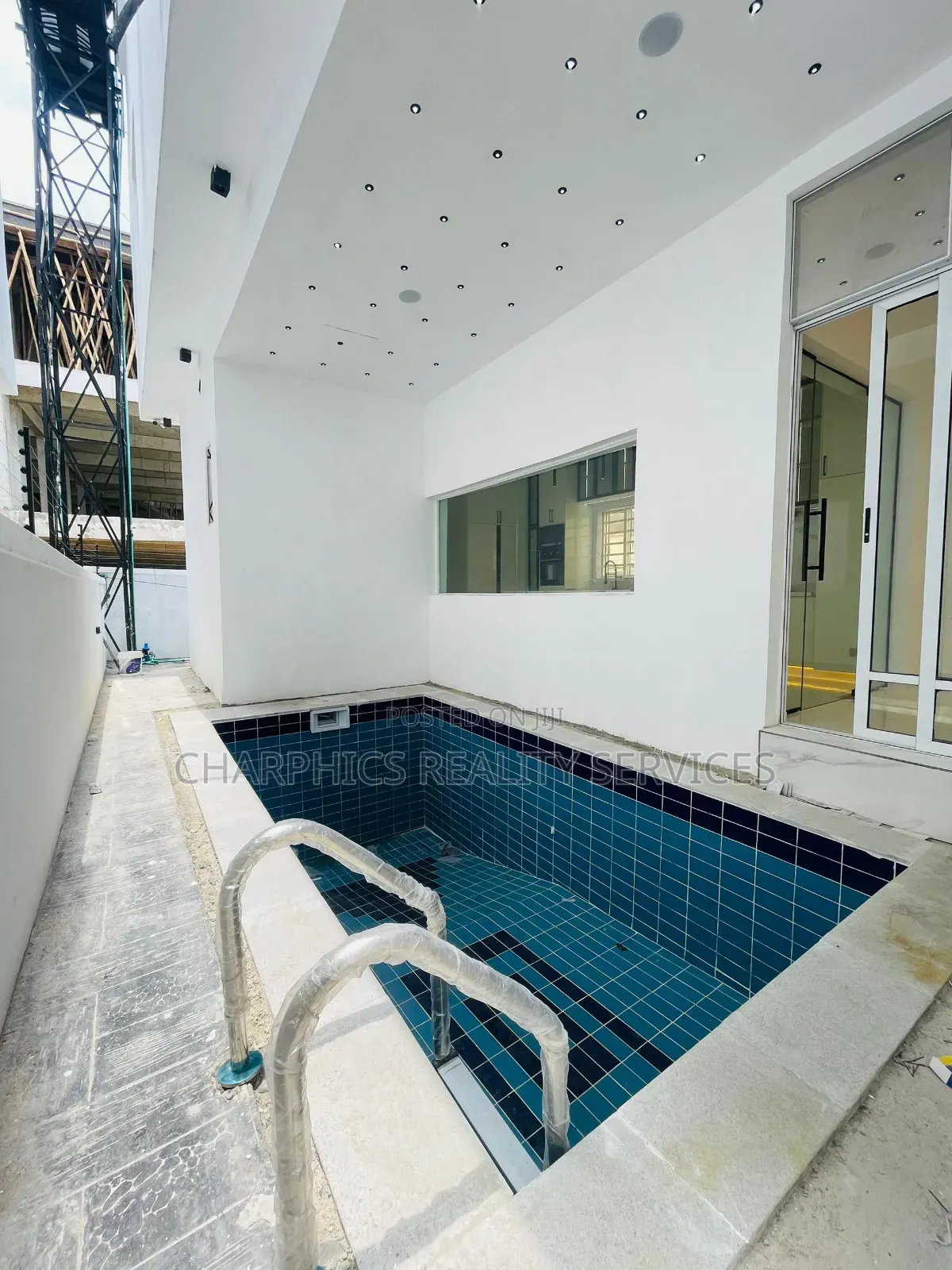 5bdrm Duplex in Ologolo for sale