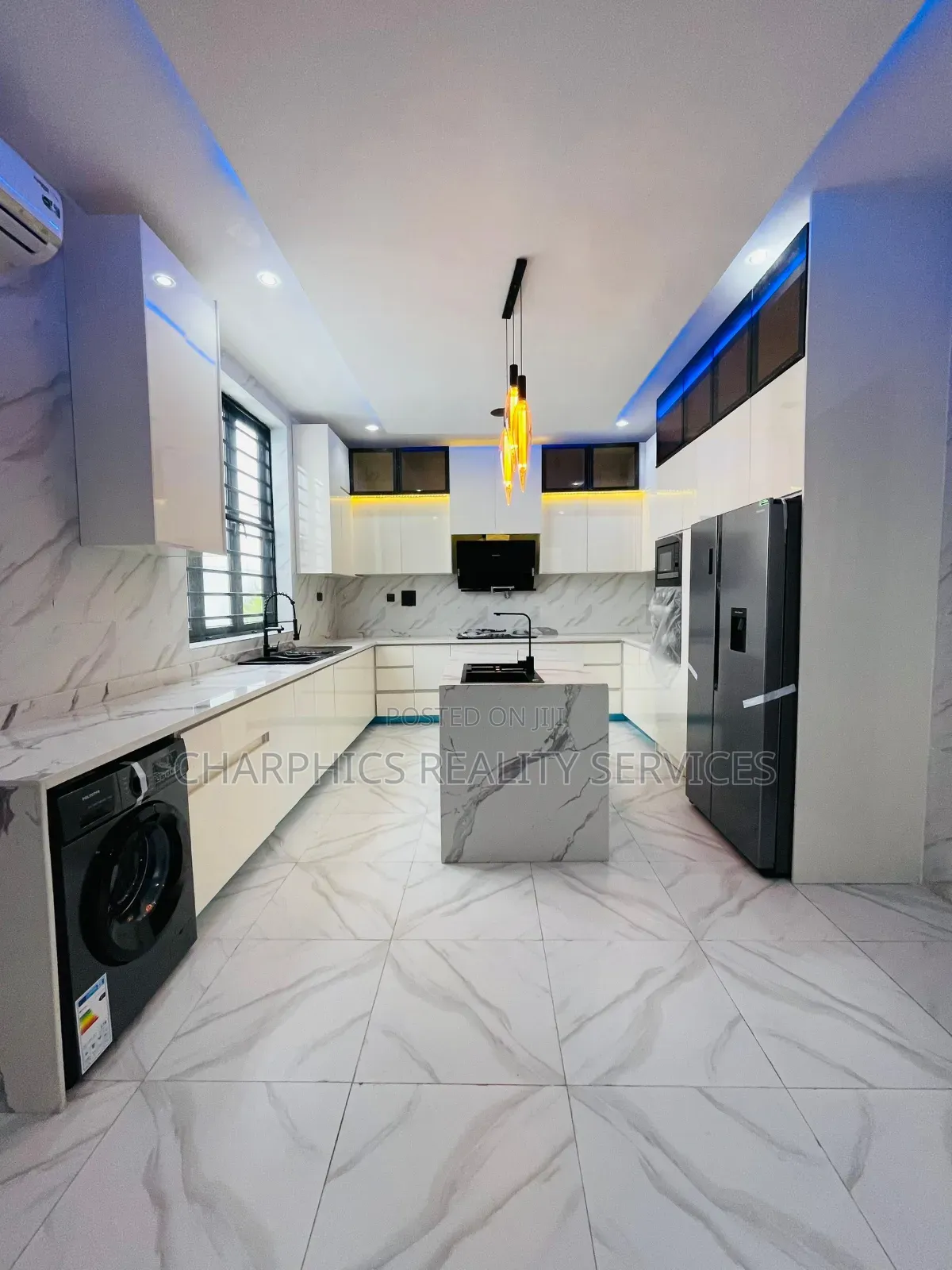 5bdrm Duplex in Chevron for sale