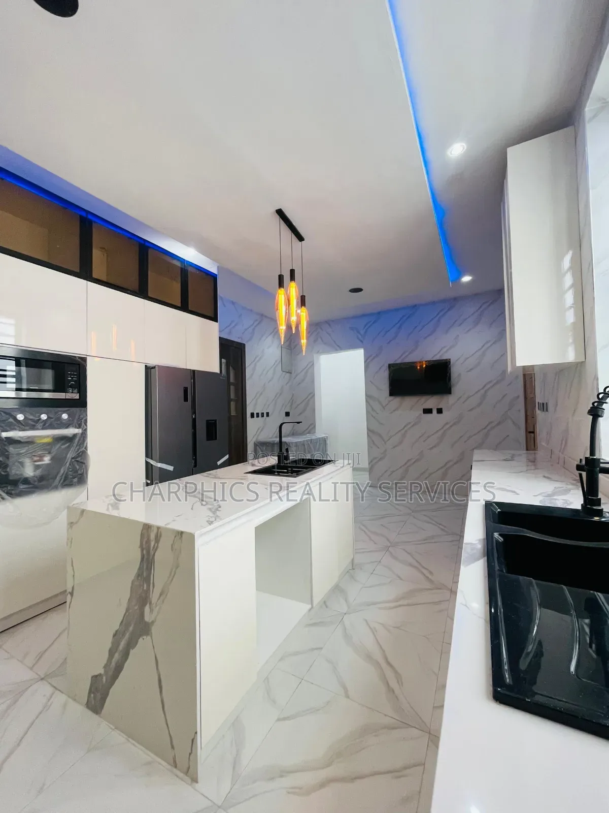 5bdrm Duplex in Chevron for sale