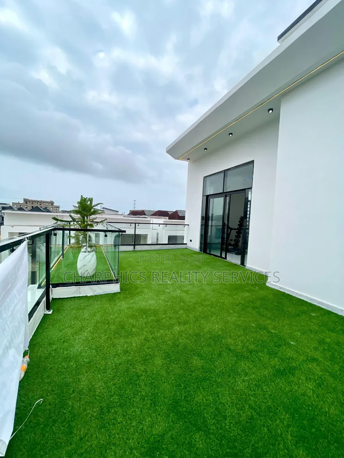 5bdrm Duplex in Chevron for sale