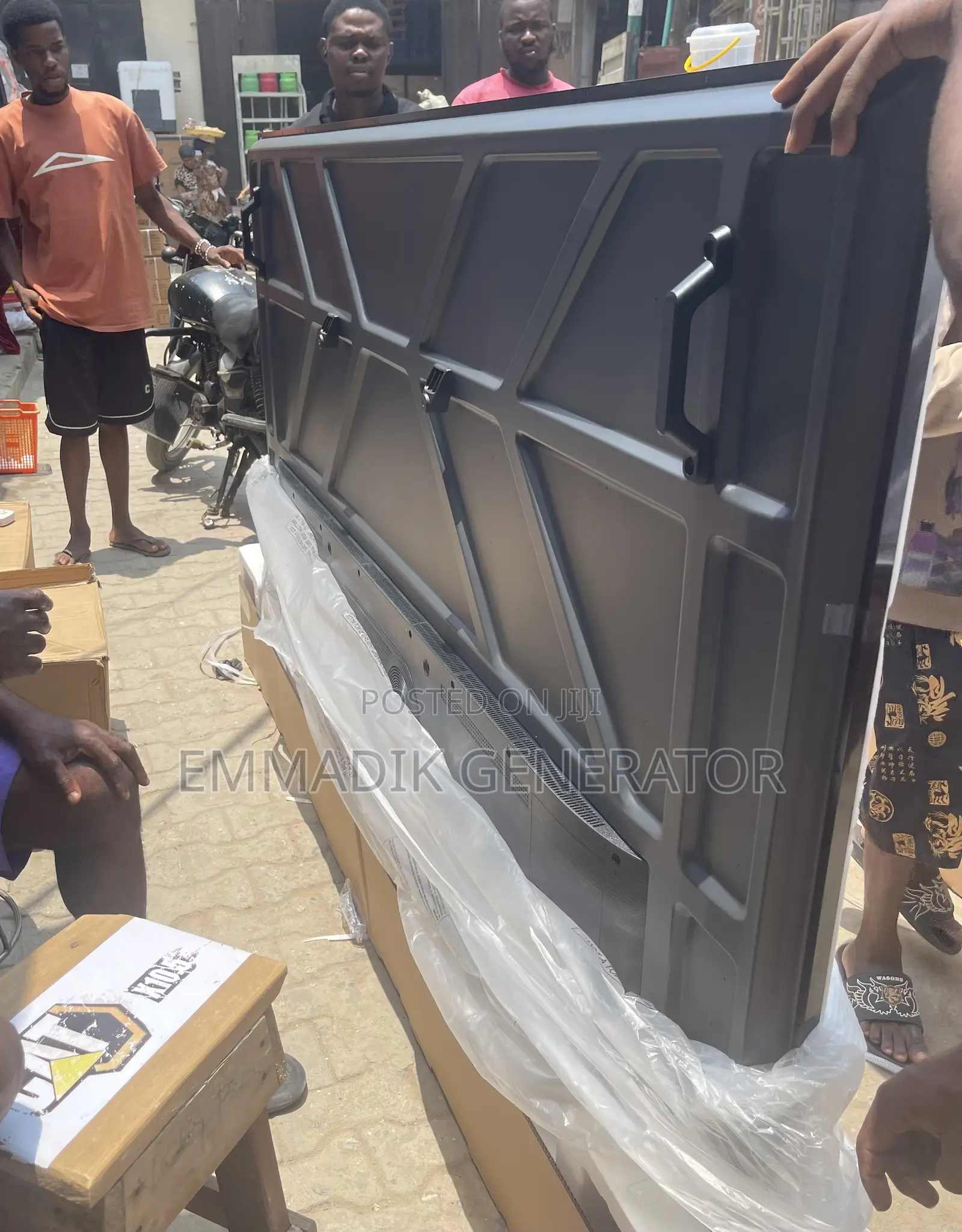 Hisense 100” Smart Tv