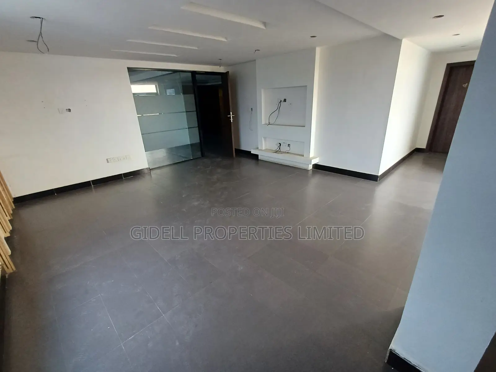 182sqm Shop / Office Space on the Second Floor