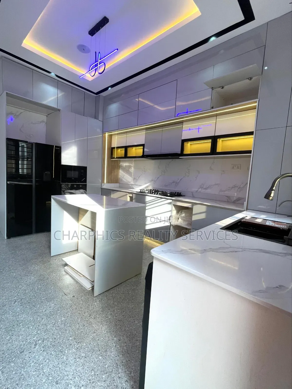 5bdrm Duplex in Chevron for sale