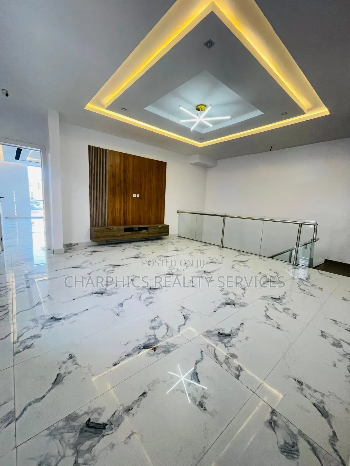 5bdrm Duplex in Chevron for sale