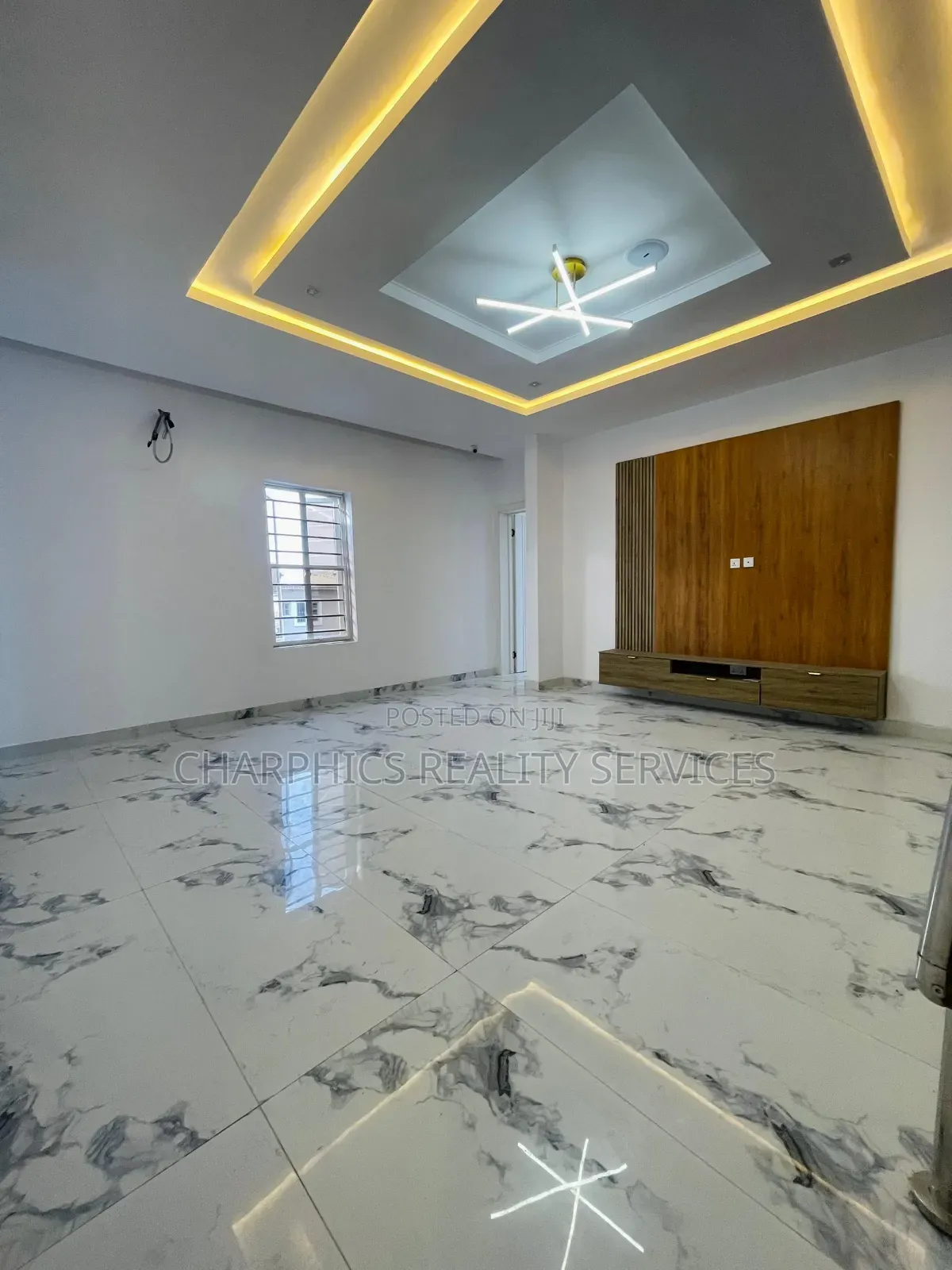 5bdrm Duplex in Chevron for sale