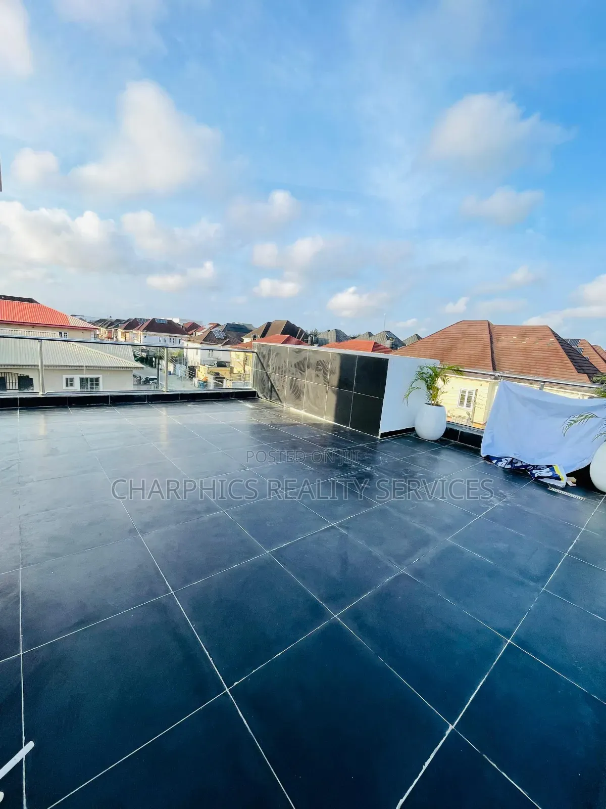 5bdrm Duplex in Chevron for sale