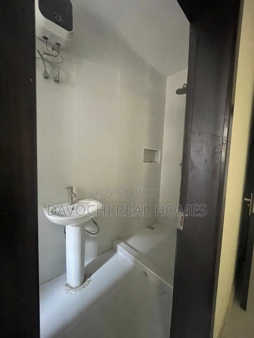 3bdrm Apartment in Orchid Road, Lekki Phase 2 for rent