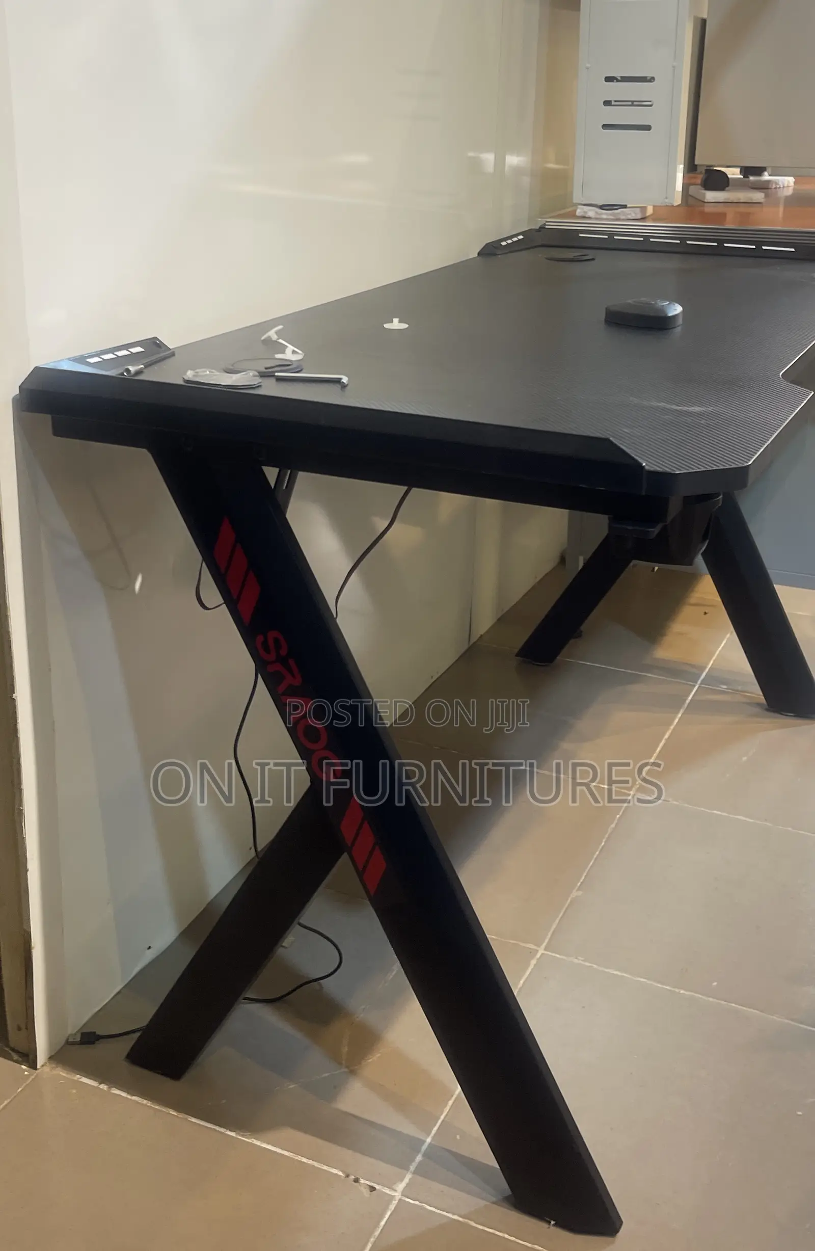 47.2 Inch Gaming Table-v-Shaped Gaming Table Home Office