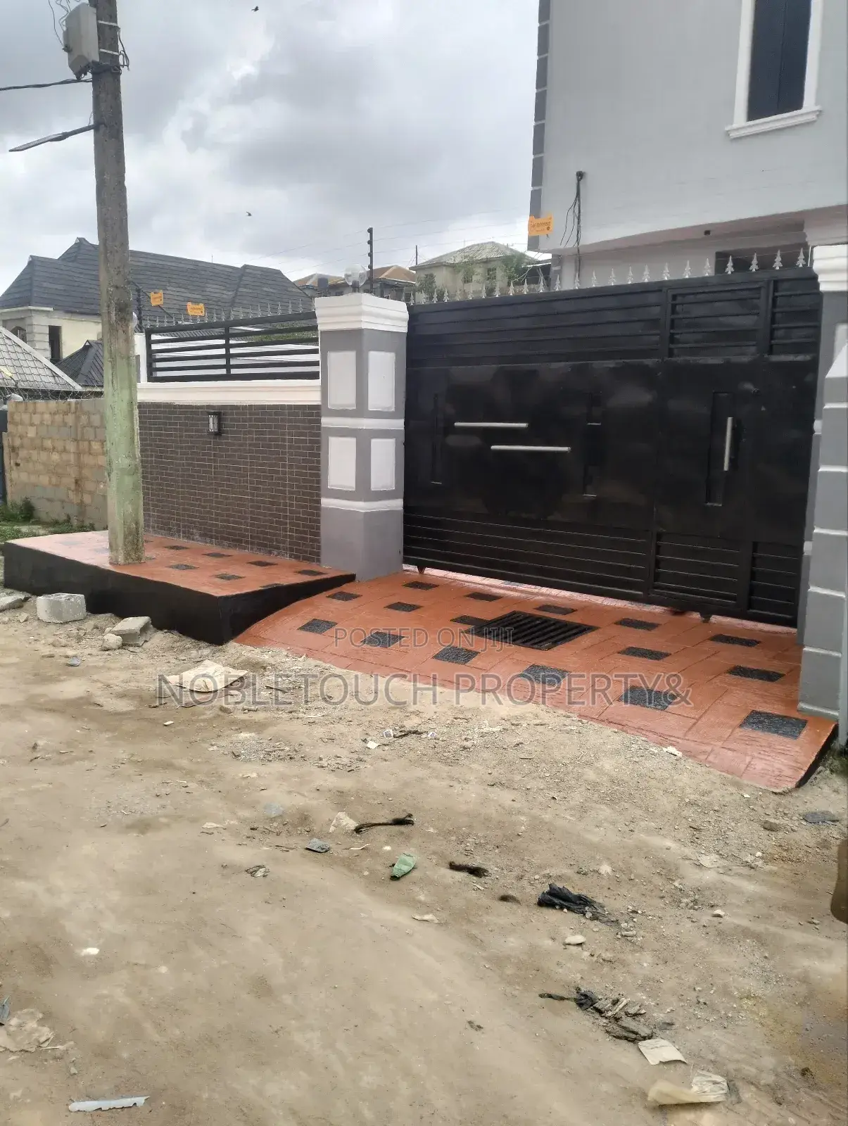 3bdrm Duplex in Off Royal Estate for sale