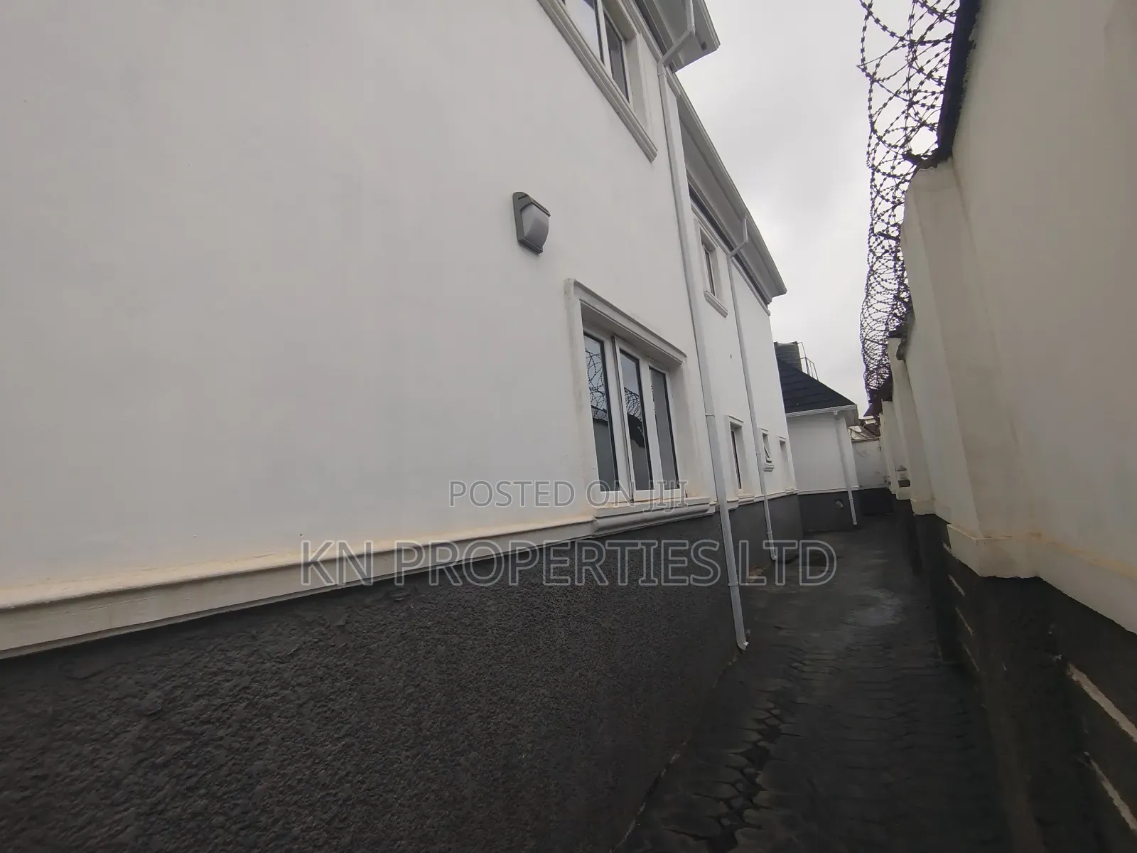 5bdrm Duplex in Apo District for sale