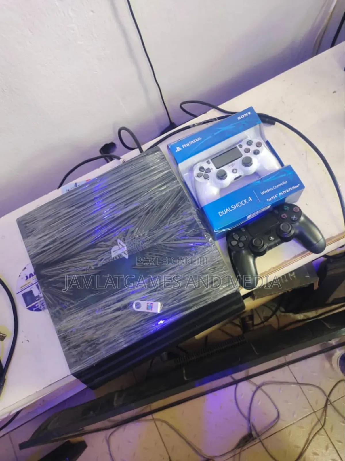 Uk  Hacked Playstation 4 Pro Ps4 Pro, 2pads, 25-30games.