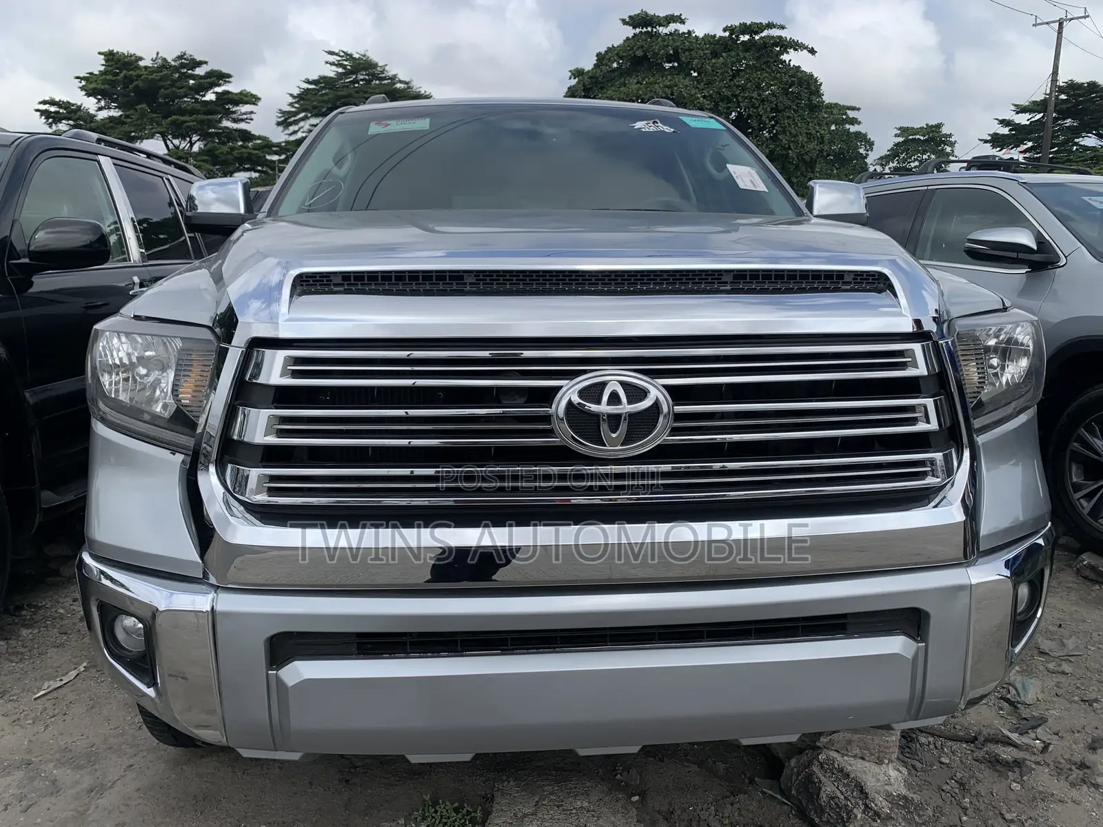 Toyota Sequoia Platinum 4dr SUV 4WD (5.7L 8cyl 6A) 2013 Silver