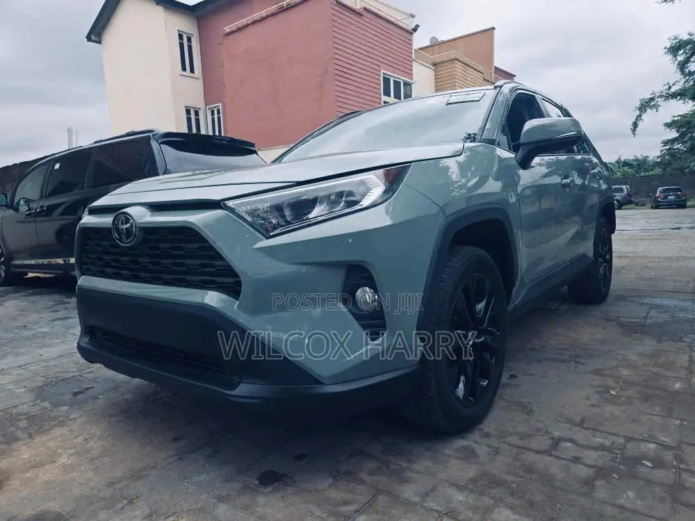 Toyota RAV4 XLE Premium AWD 2020 Green