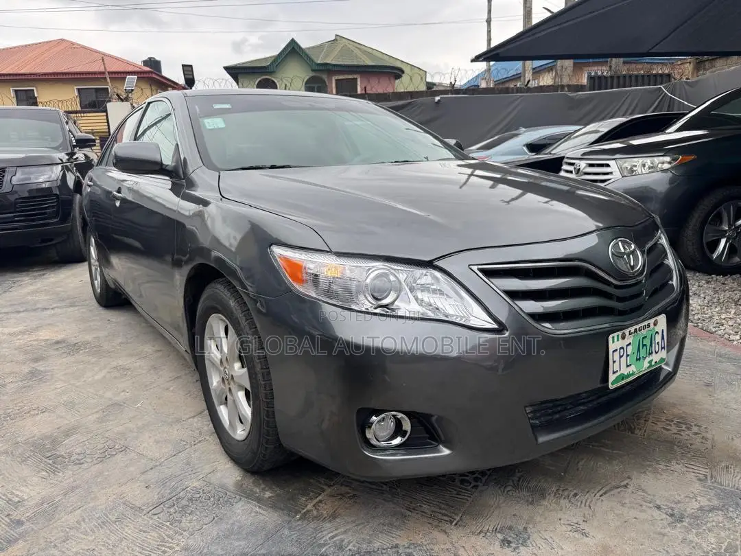 Toyota Camry LE 4dr Sedan (2.5L 4cyl 6AM) 2010 Gray